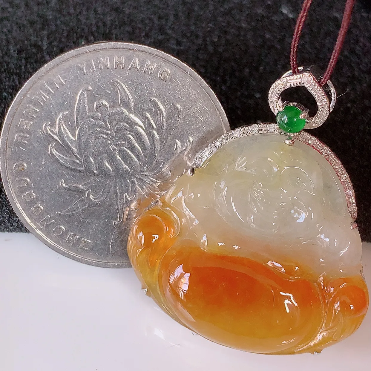 自然光实拍，18K金镶嵌冰黄翡双彩翡翠佛公吊坠，饱满， 佛公亦保平安，寓意有福（佛公）相伴，品相佳，配戴优雅迷人！#00.28整体30.5*25.5*7.2裸石25.5*22.5