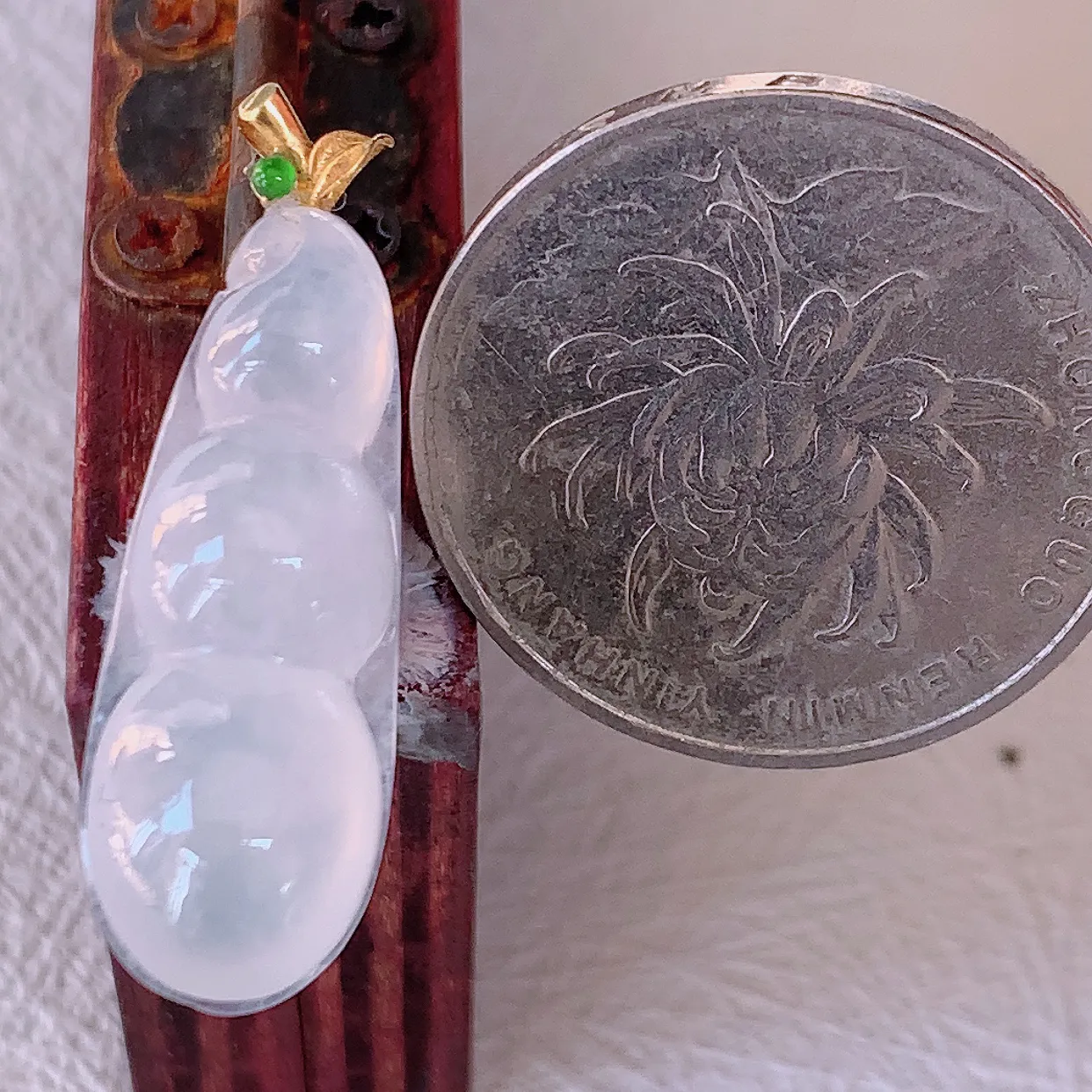 自然光实拍，18K金镶嵌冰种翡翠四季豆吊坠，平安豆福豆玉坠，冰润通透，豆粒饱满，寓意：豆蔻年华！#57.28整体30.8裸石26.5*10*7.5