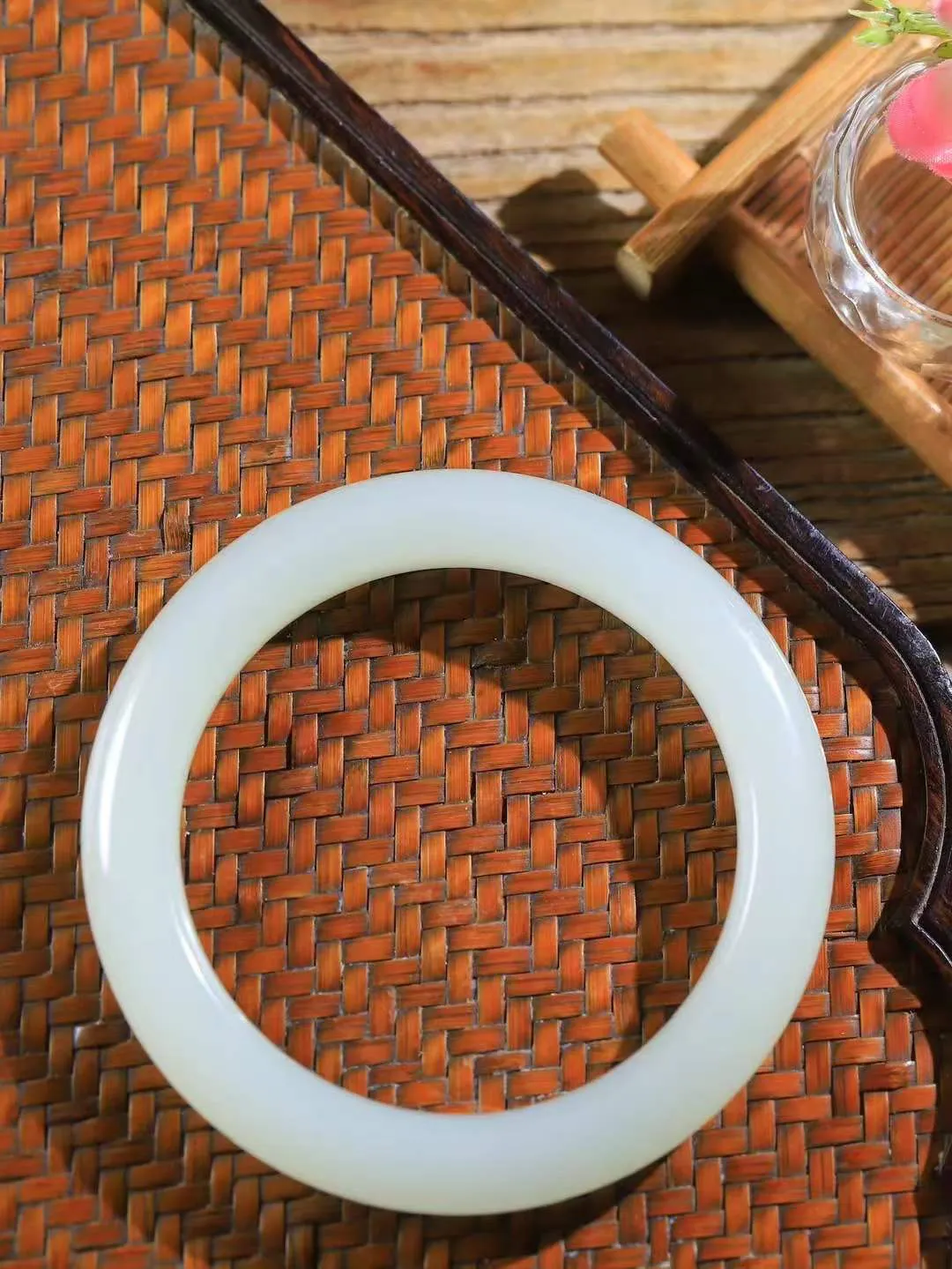 【婉约佳人.手镯】

精品和田玉冰底手镯 玉质温润细腻 油性十足 手感舒适，高华雅逸，线条流畅，简约大气，美自天成，素雅高贵。佩戴于腕间，婉约之美，举手投足间透出那份低调奢华。重65.7克 内径62mm  尺寸10.7-11mm   FDL-111272833