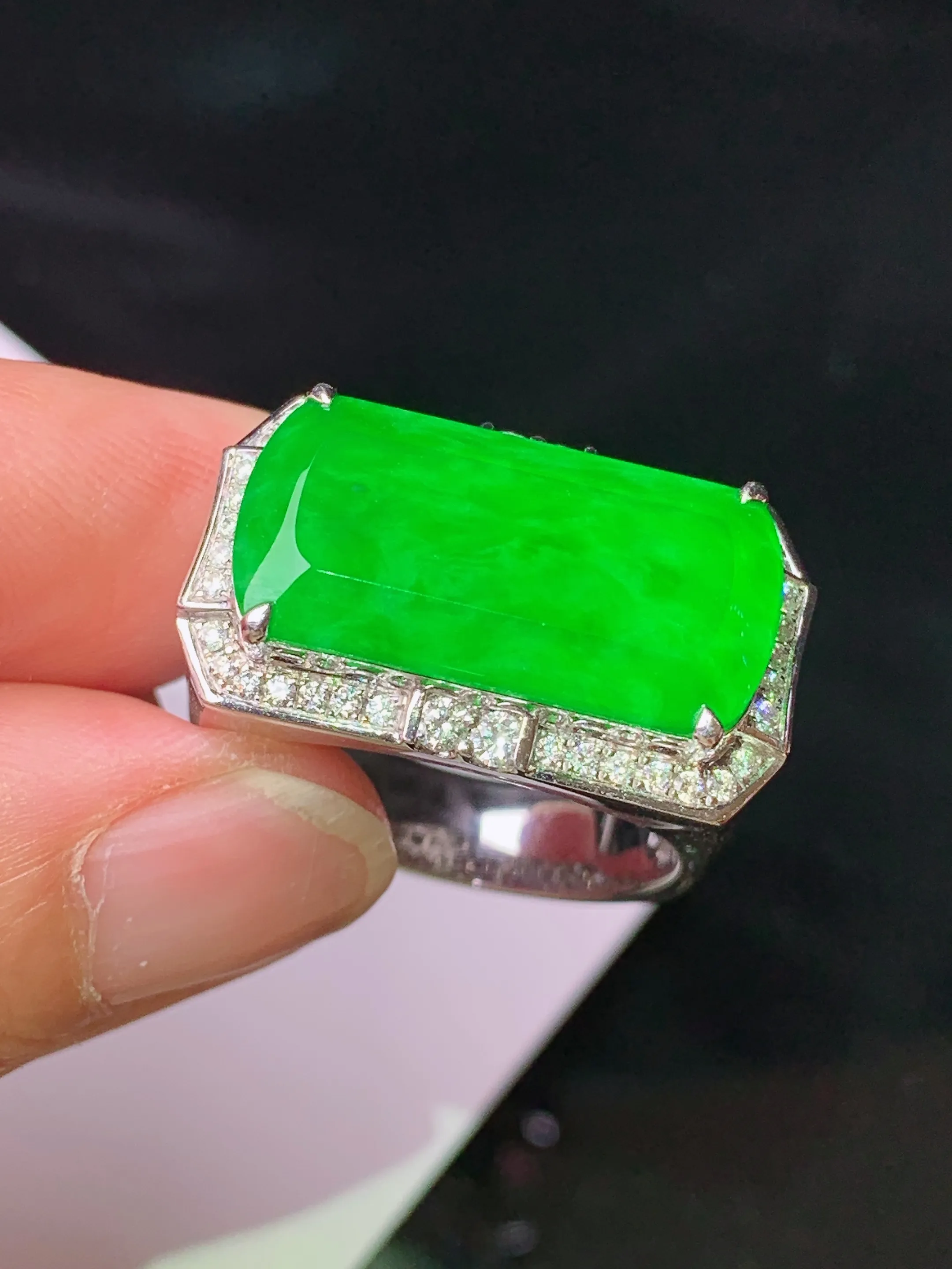 18k金钻镶嵌满绿马鞍戒指 玉质细腻 色泽清新艳丽 圈口19.5 裸石尺寸10.5*20.3*2.5