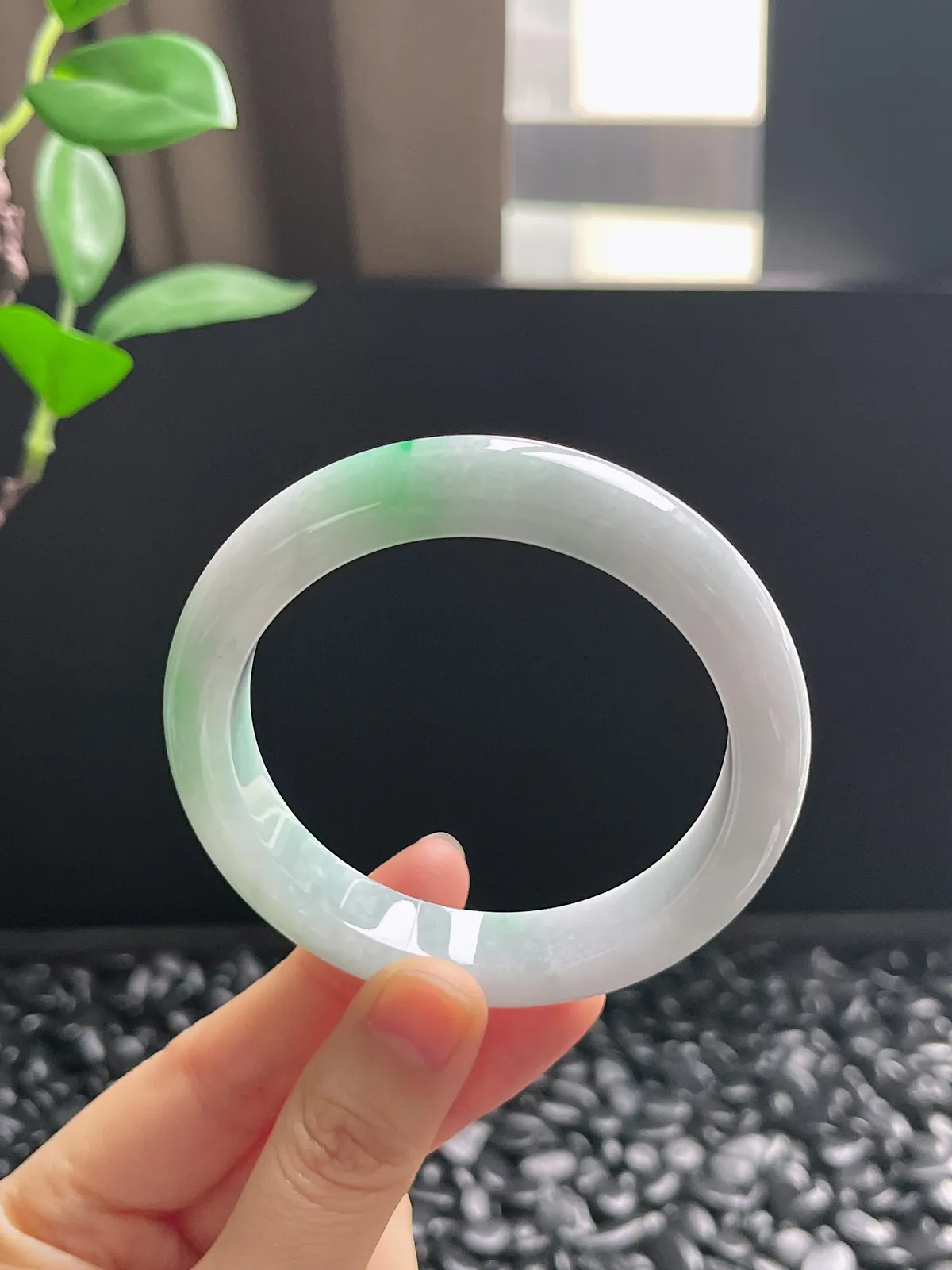 正圈55.7圈口，翡翠糯化种飘绿手镯