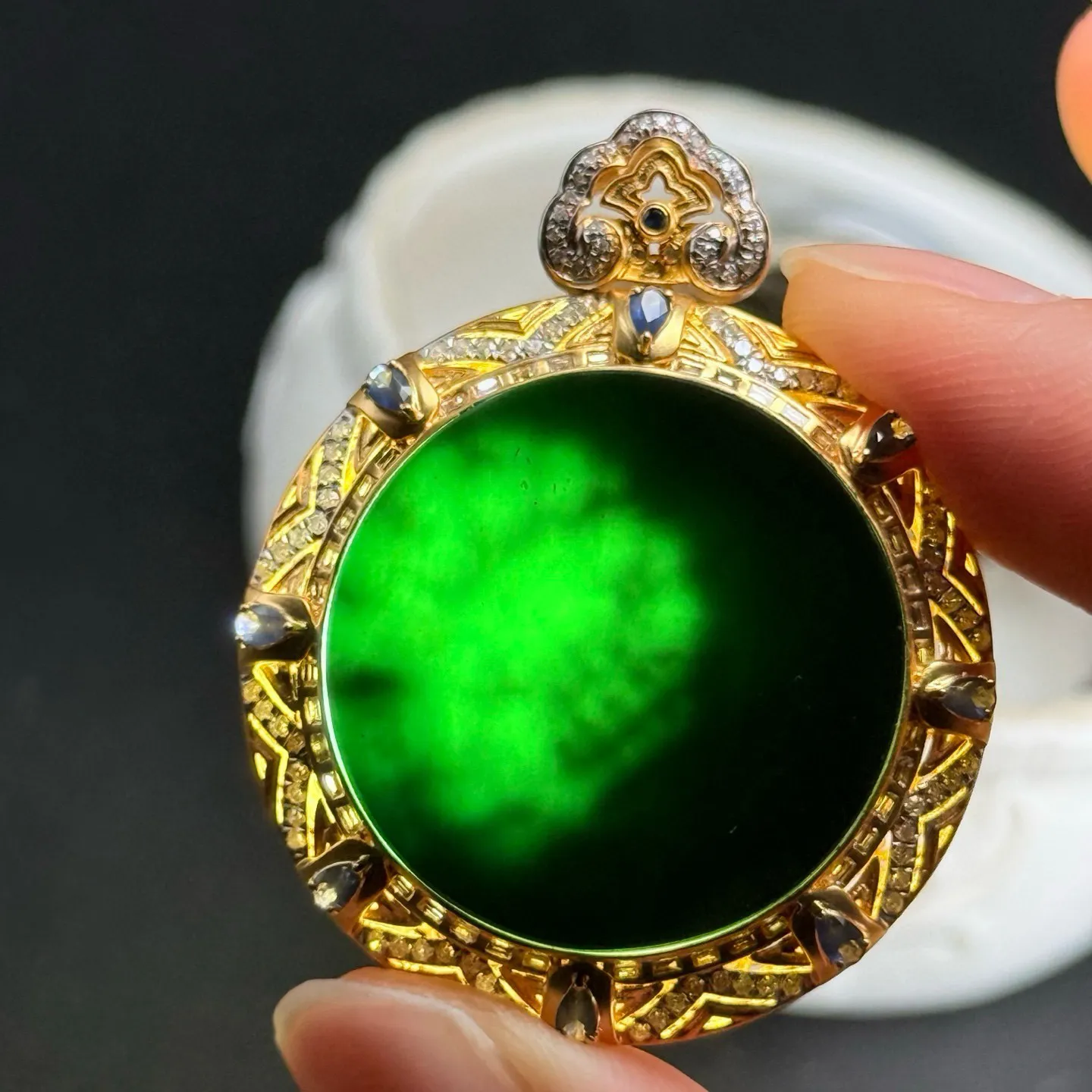 精品18k豪镶墨翠圆牌吊坠 种好色正 黑度极好 打灯通透 油性十足 尺寸41.7