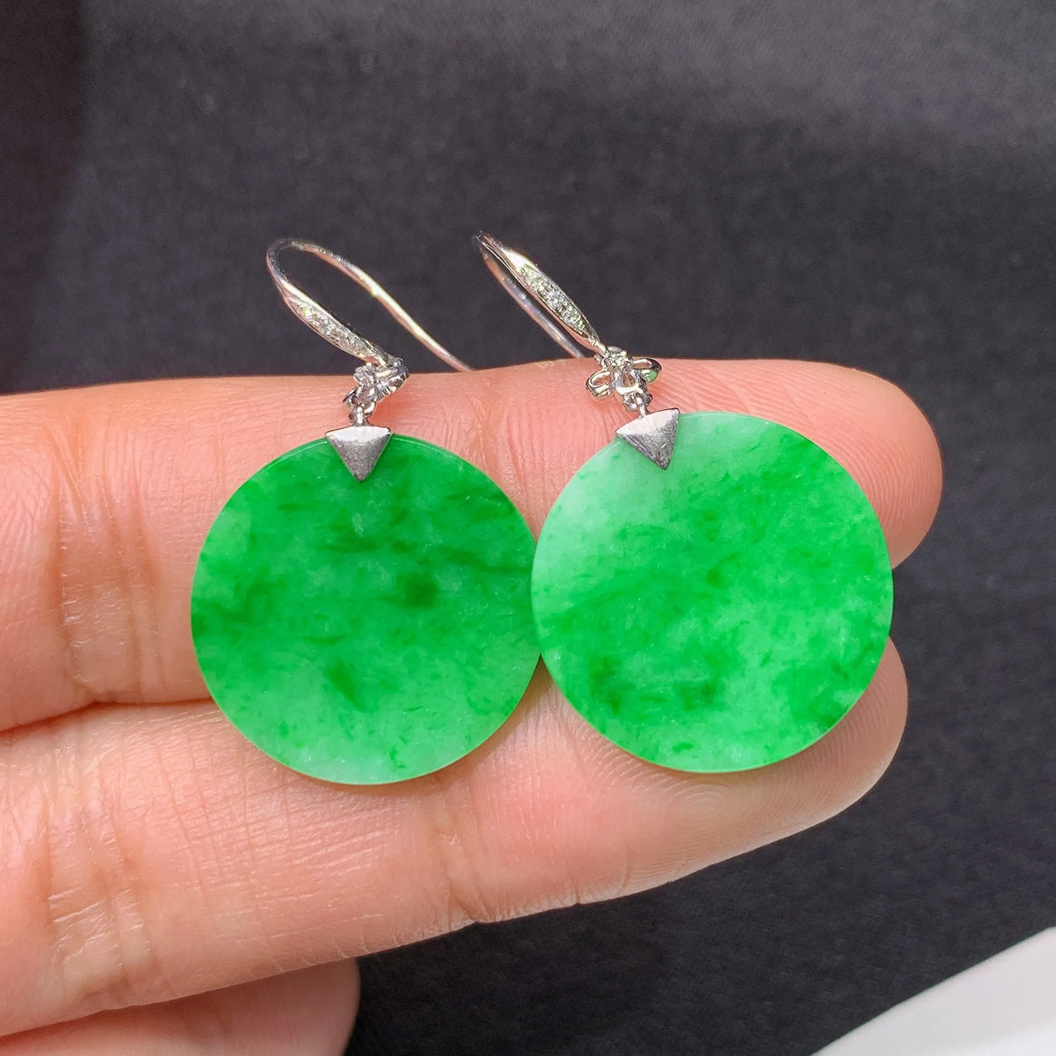 冰阳绿圆牌吊坠，18k金镶嵌，简约时尚，冰润色阳，种水足，Xyg整体尺寸17*2