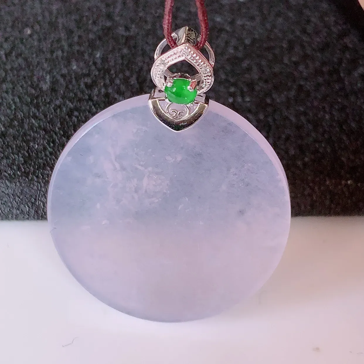 自然光实拍，18K金镶嵌冰种翡翠平安无事牌吊坠，平平安安，无事牌翠色灵动，佩戴平安时尚！#00.28整体30.8*24.2*4.6裸石24.2*24.2