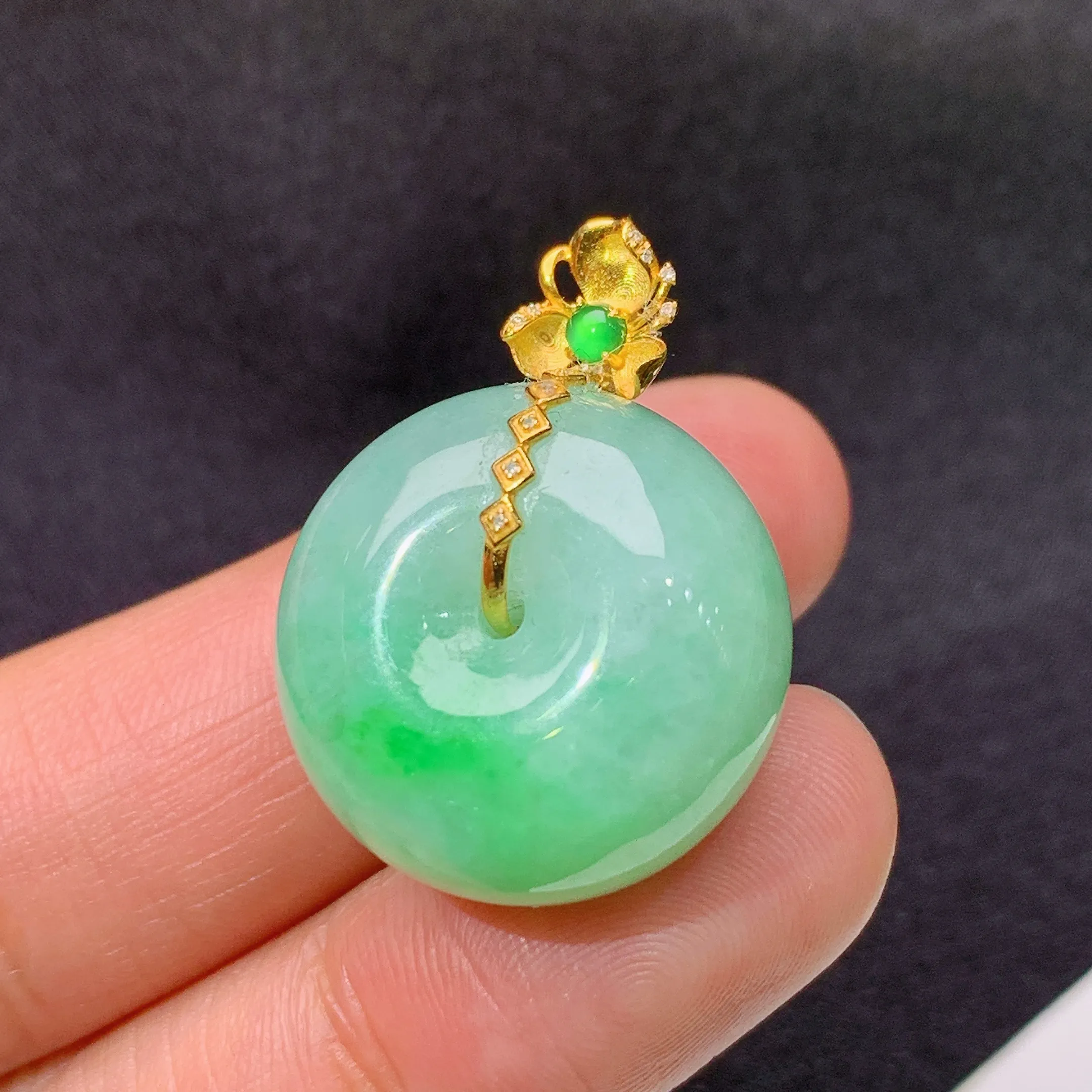 冰飘绿平安扣吊坠，18k金镶嵌，冰润色甜，玉质细腻，种水足，Xm整体尺寸26.9*20*11.7