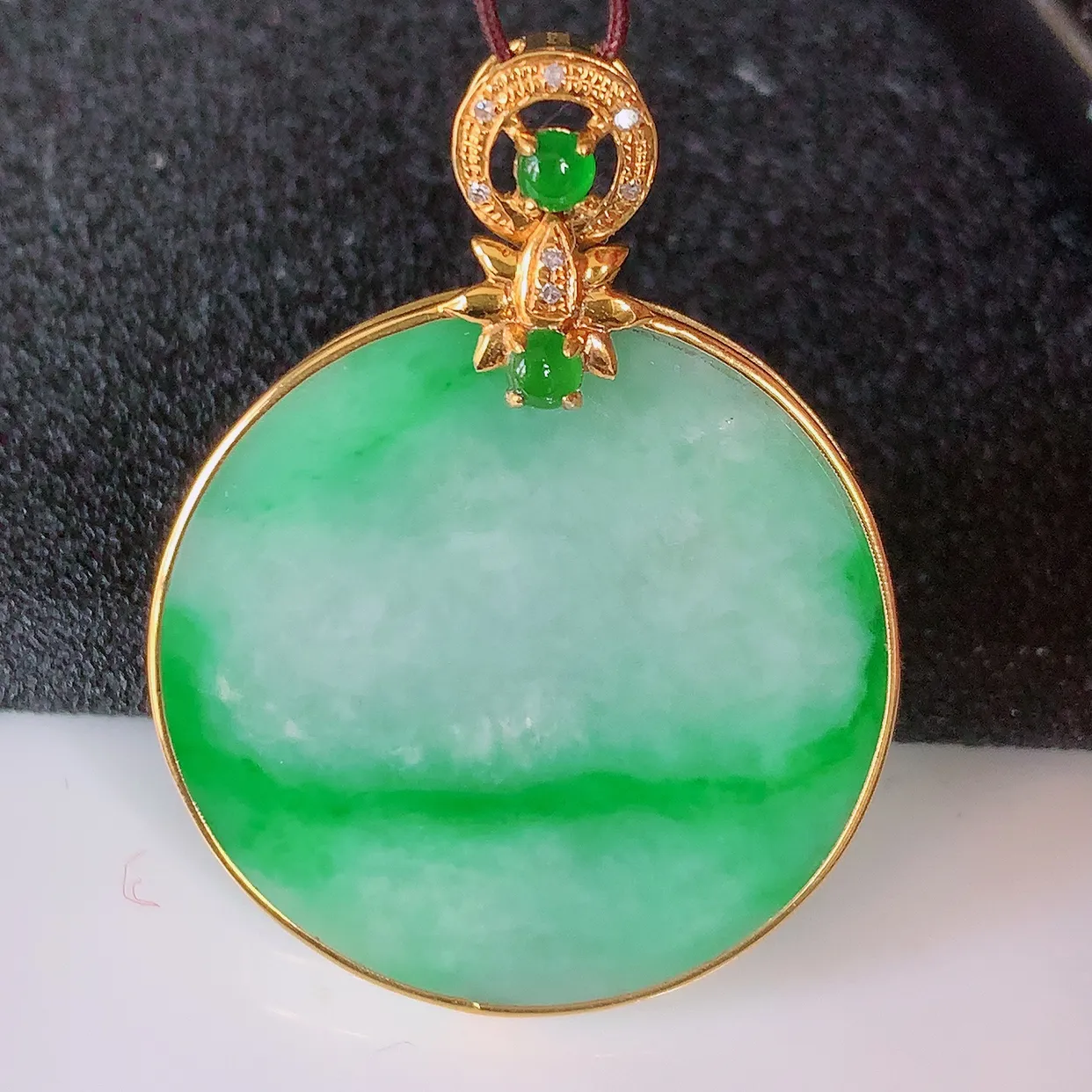 自然光实拍，18K金镶嵌冰飘阳绿翡翠平安无事牌吊坠，平平安安，无事牌翠色灵动，佩戴平安时尚！#00.28整体35*26.5*5裸石25.5*25.5