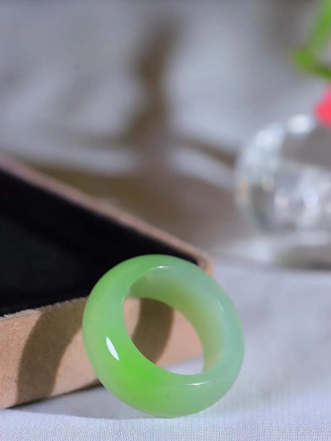 【玉见倾心.戒指】

精品和田玉翠青戒指 玉质细腻温润，油性十足。几经花落去，无可奈流年。如果我是一株小菊花，那一定会开在你必经的路旁，努力绽放最美的花蕾，只为等待你惊鸿一瞥的温柔。重7.8克 尺寸17.8-10.4-4.6mm  781202880A