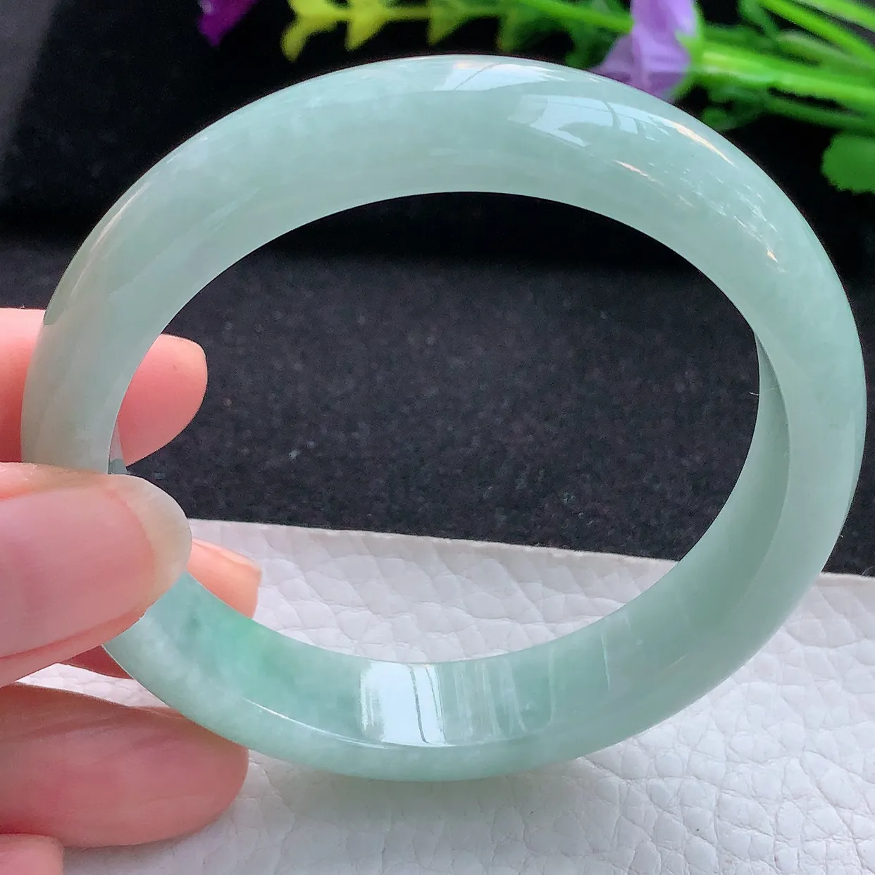 js实拍57*13*7.7平安镯 天然翡翠A货手镯飘绿宽边正圈玉镯子