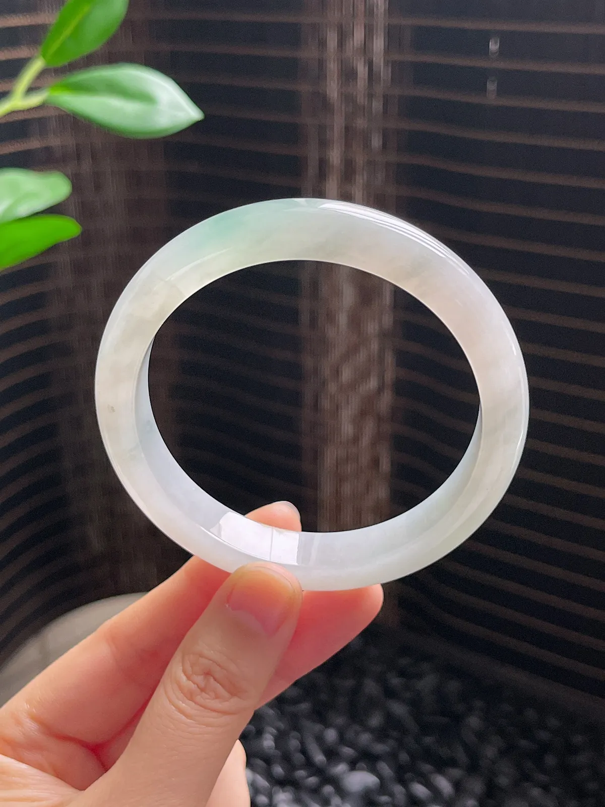 正圈59.8圈口，翡翠冰糯种淡绿色手镯