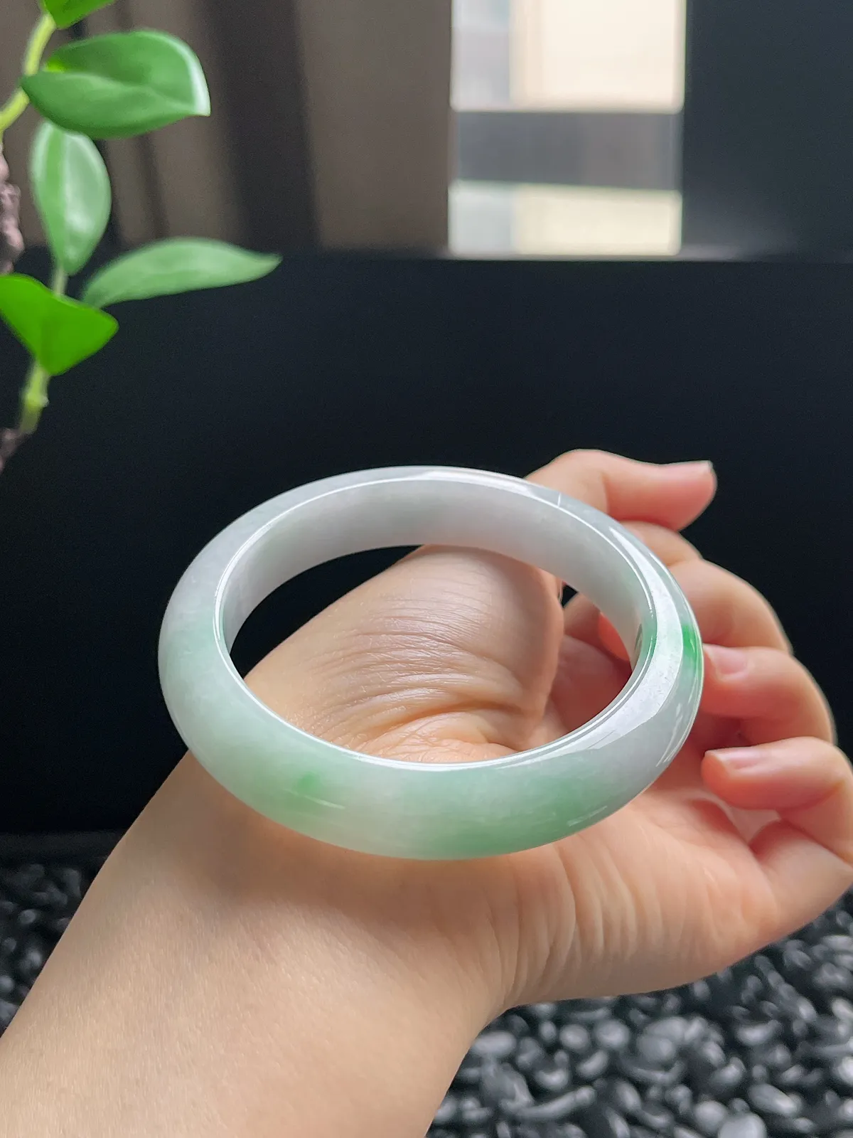 正圈55.7圈口，翡翠糯化种飘绿手镯