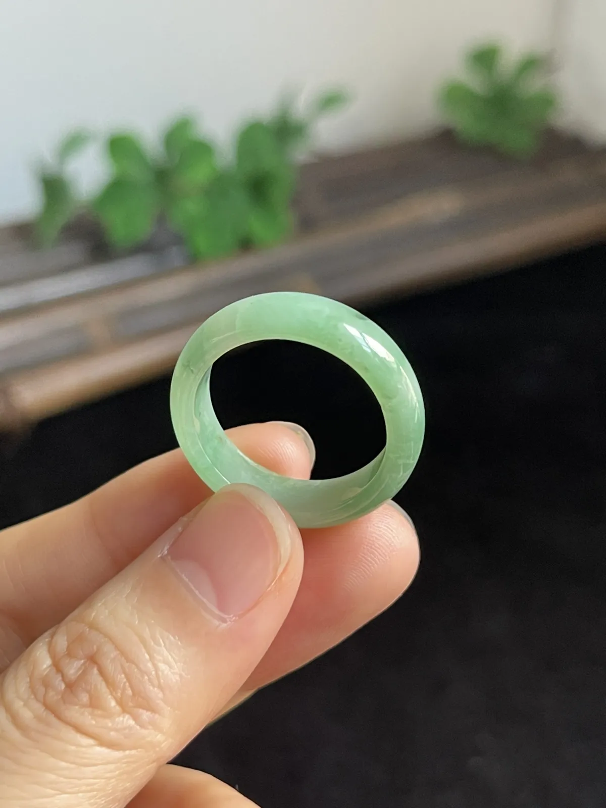 翡翠戒指，种老肉细，通体阳绿，上手漂亮