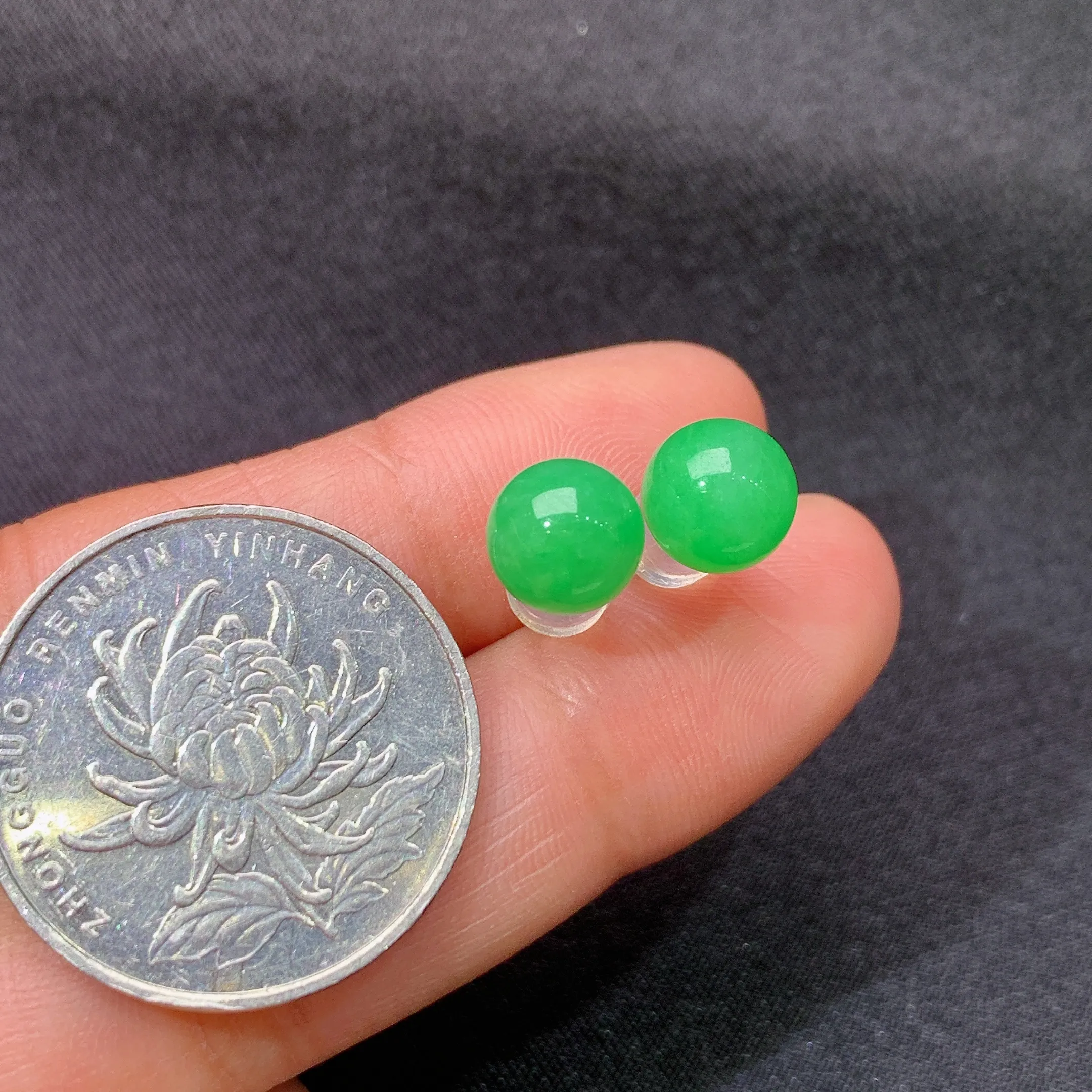 冰阳绿圆珠耳钉，18k金镶嵌，简约时尚，冰润色阳，种水足Xyg 裸石尺寸7.3