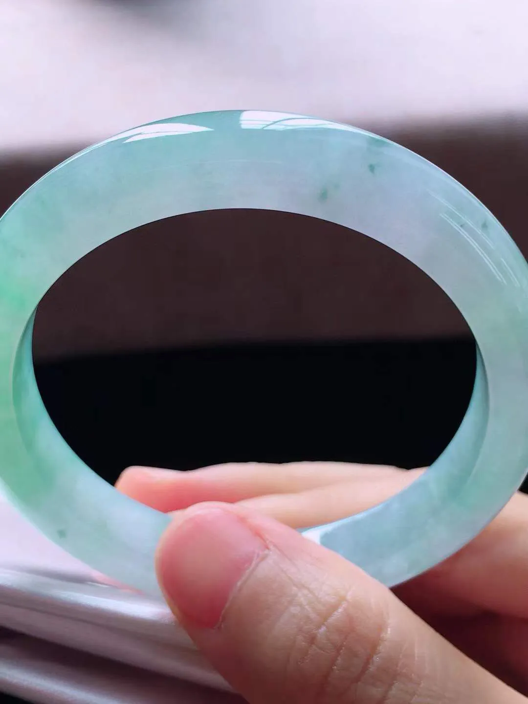 【翡翠名称】老种冰飘绿53正圈口翡翠手镯
【翡翠尺寸】53*10*7.6mm适合52-54正圈口佩戴