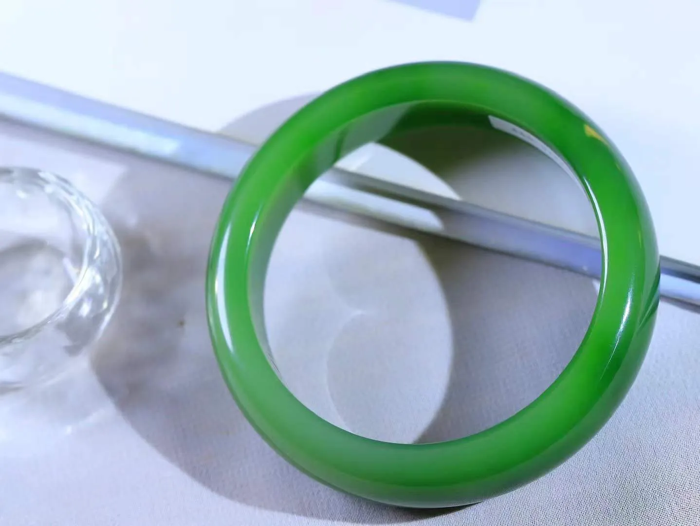 【悠悠芳华.镯】

典藏级和田玉碧玉手镯 玉质温润 青葱岁月，尽收腕中，婉转流畅，凝岁月悠长。盈一眸恬淡，挽一抹绿意。重78克 内径59mm尺寸16.8-9mm   861202855A