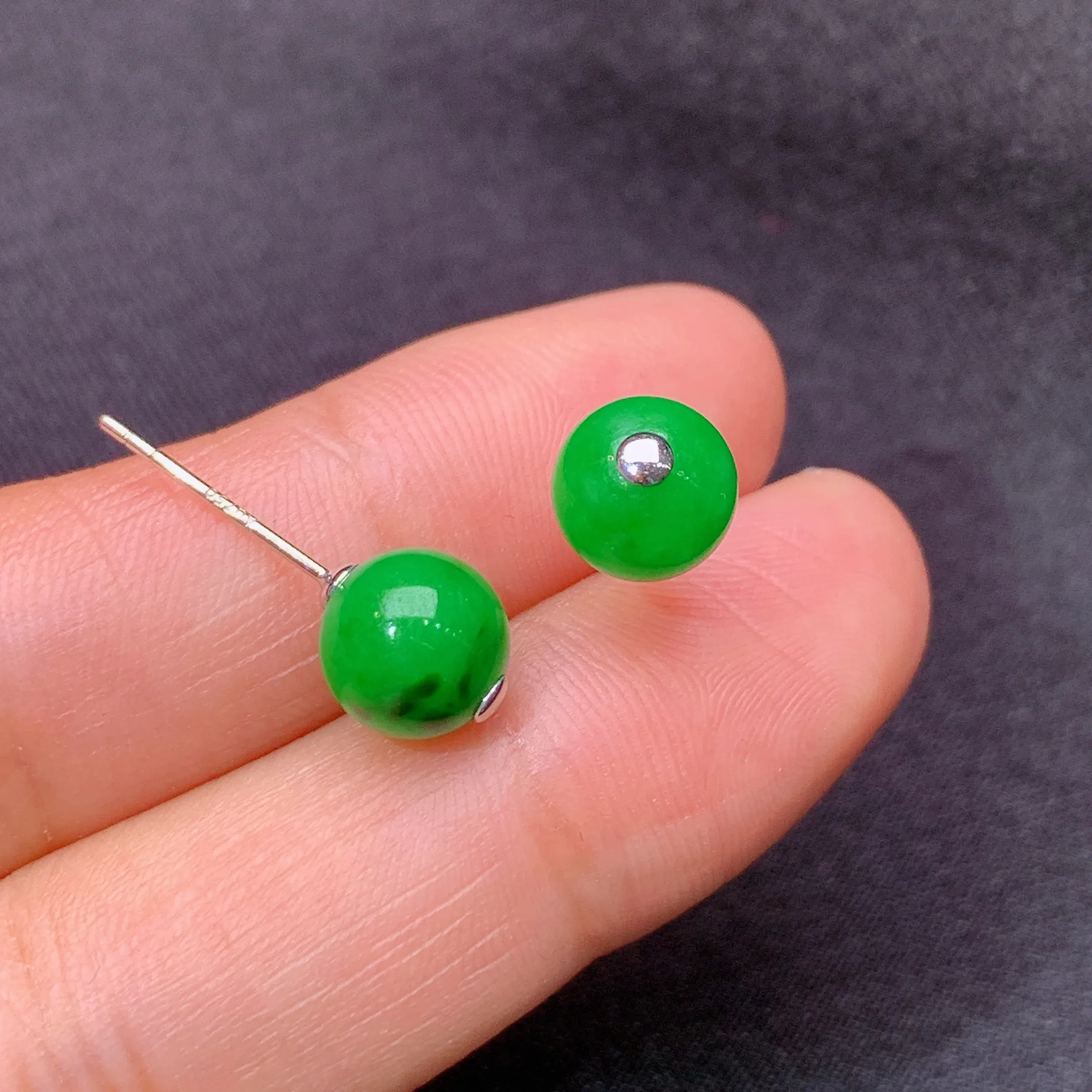 冰阳绿圆珠耳钉，18k金镶嵌，款式精美，冰润色阳，种水足，整体尺寸7.3