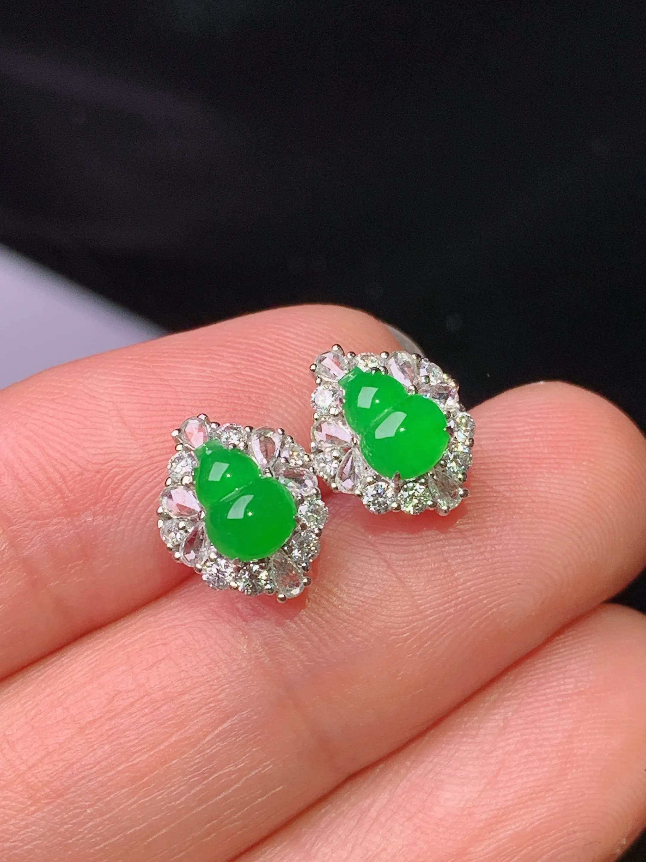 18k金钻镶嵌满绿葫芦耳钉 玉质细腻 色泽清新艳丽 整体尺寸10.5*8.5*5.8