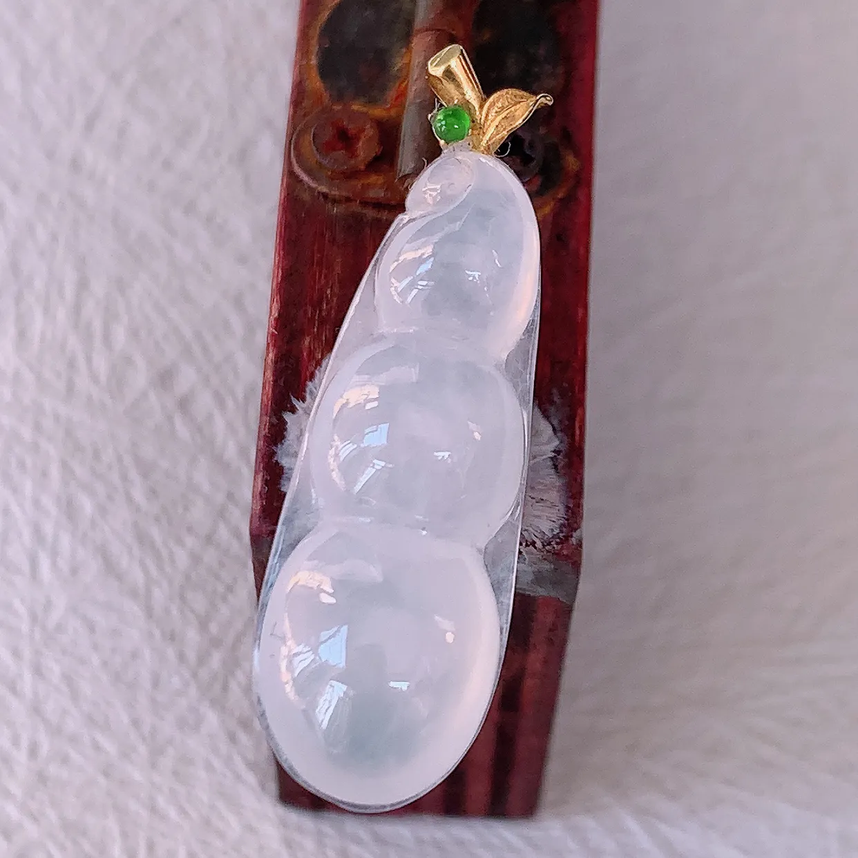 自然光实拍，18K金镶嵌冰种翡翠四季豆吊坠，平安豆福豆玉坠，冰润通透，豆粒饱满，寓意：豆蔻年华！#5