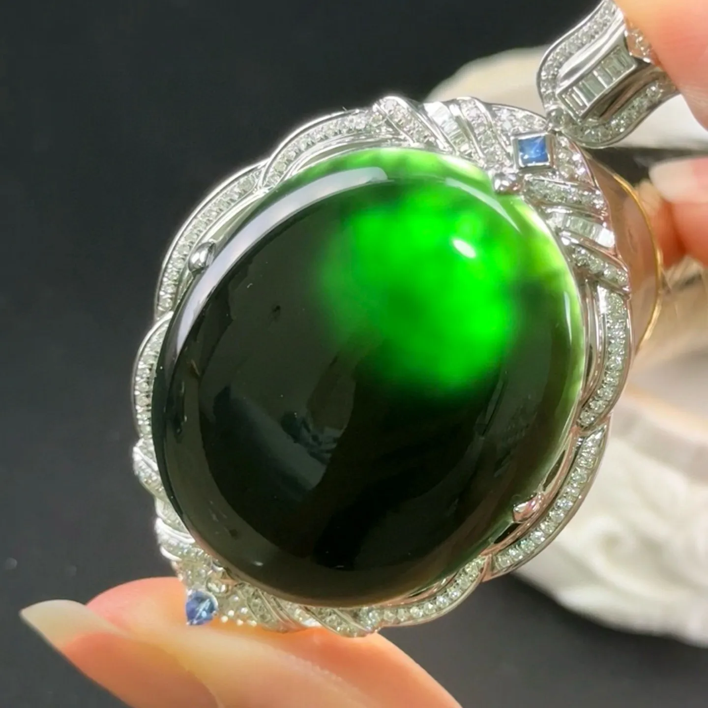 精品18k墨翠蛋面吊坠 种好色正 黑度极好 打灯通透 油性十足 尺寸56.6