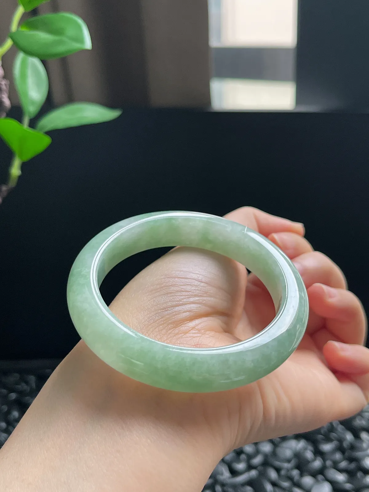 正圈54.2圈口，翡翠糯化种淡绿色手镯