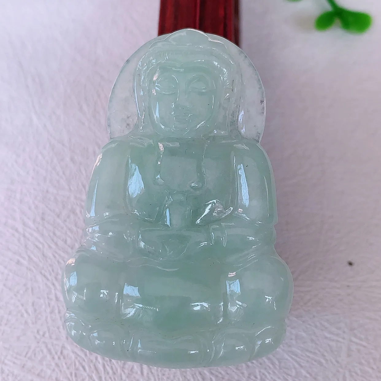 自然光实拍，冰胶淡绿翡翠观音菩萨吊坠，净瓶观音，冰透亮泽，美观亮丽，观音面相端庄#57.28