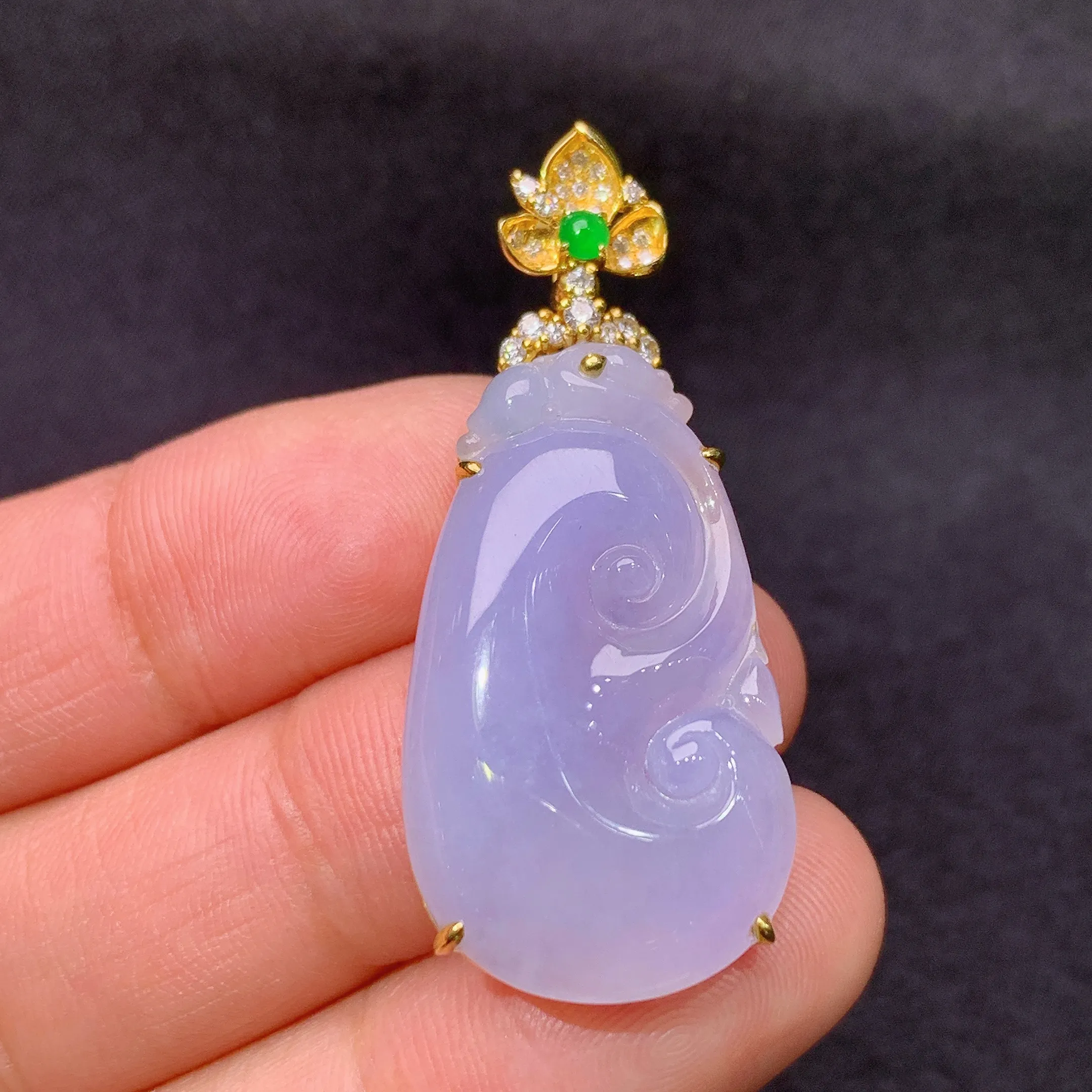 冰紫罗兰如意吊坠，18k金镶嵌，温润细腻，颜色鲜艳，整体尺寸Xu 38.8*16.6*6.7