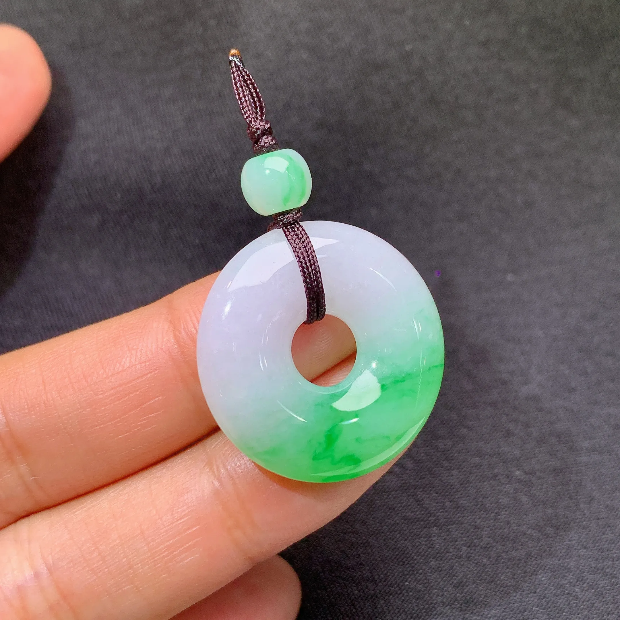 冰飘绿甜甜圈，冰润色阳，玉质细腻，种水足，整体尺寸25*5.8