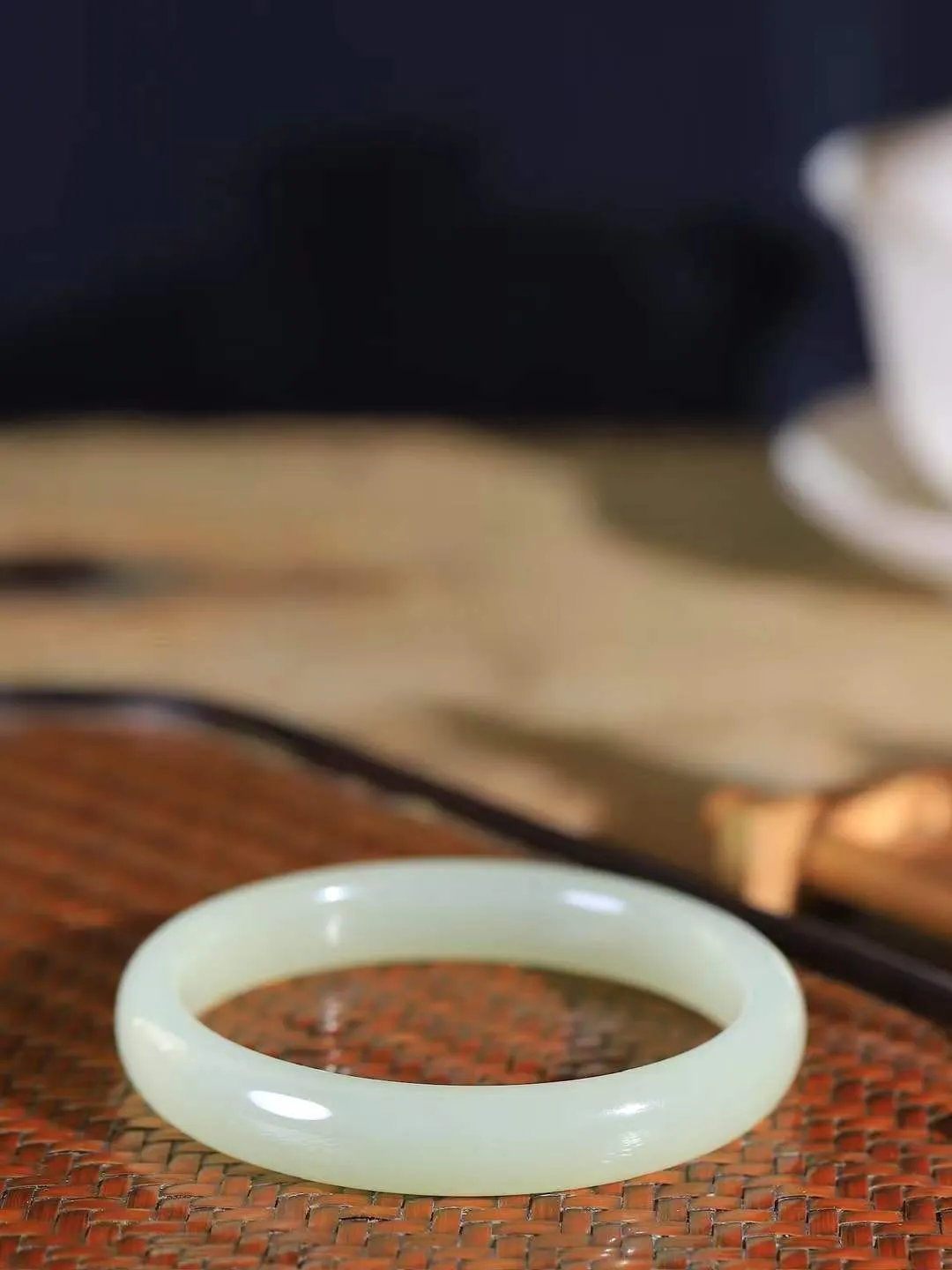 （腕间雅致.手镯）

精品和田玉晴水手镯 质地油润，大气雅致，清风明月潺潺，浮浮洗尽铅华随于心，