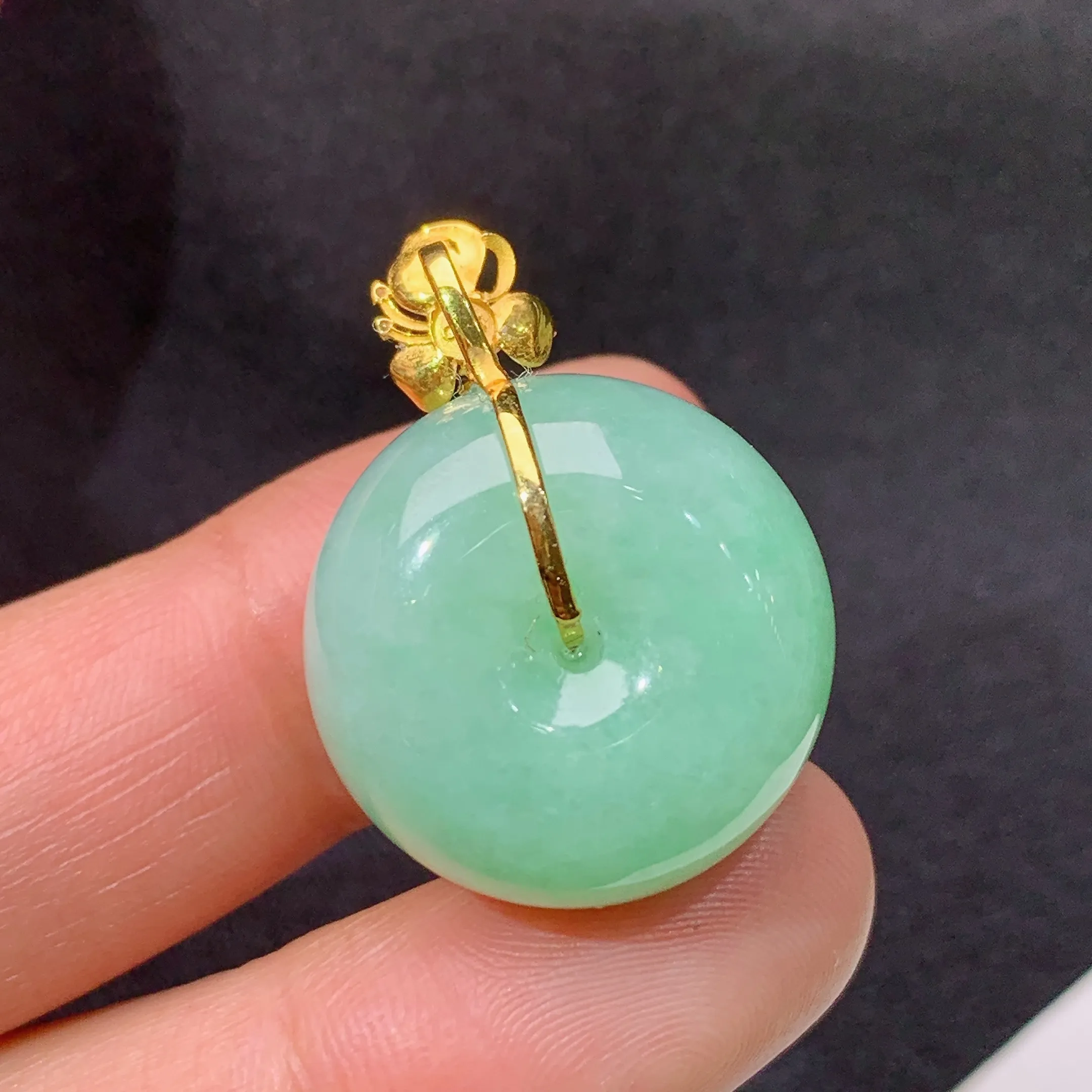 冰飘绿平安扣吊坠，18k金镶嵌，冰润色甜，玉质细腻，种水足，Xm整体尺寸26.9*20*11.7