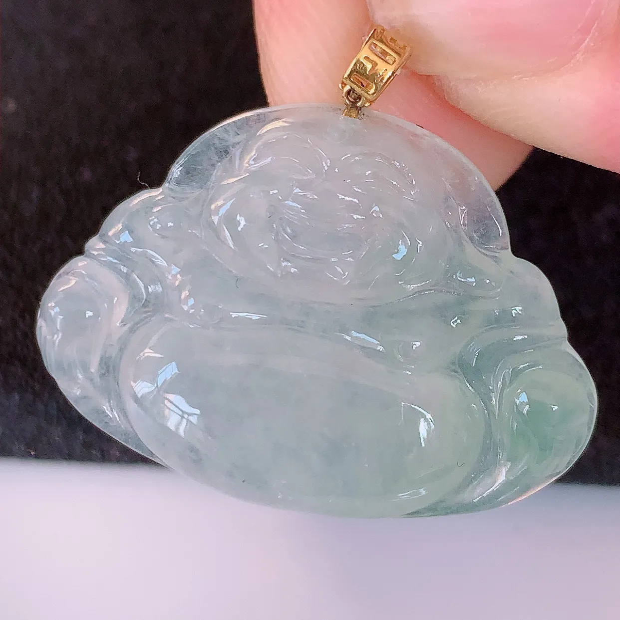 自然光实拍，18K金镶嵌冰种翡翠佛公吊坠，冰透饱满， 佛公亦保平安，寓意有福（佛公）相伴，品相佳，配戴优雅迷人！#49.28