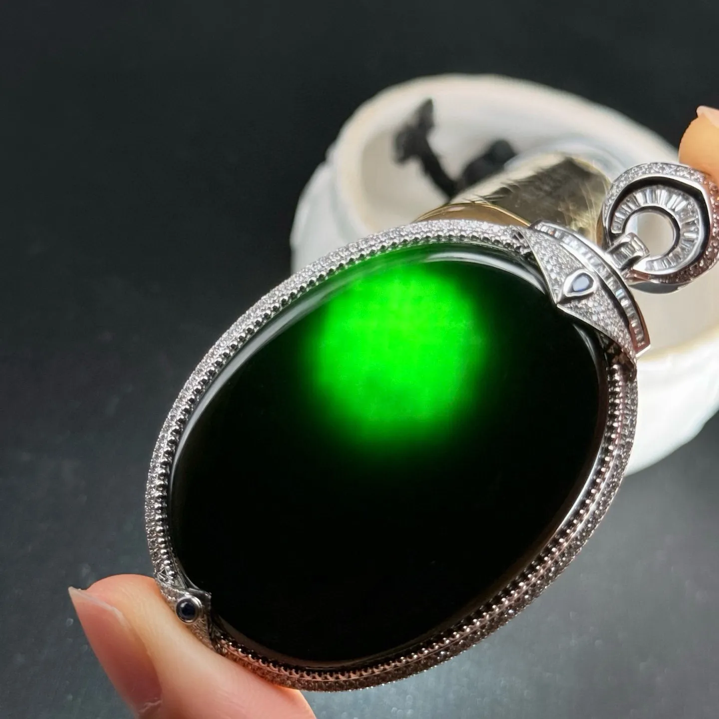 墨翠无事牌 种好色正 黑度极好 打灯通透 油性十足 尺寸66.8