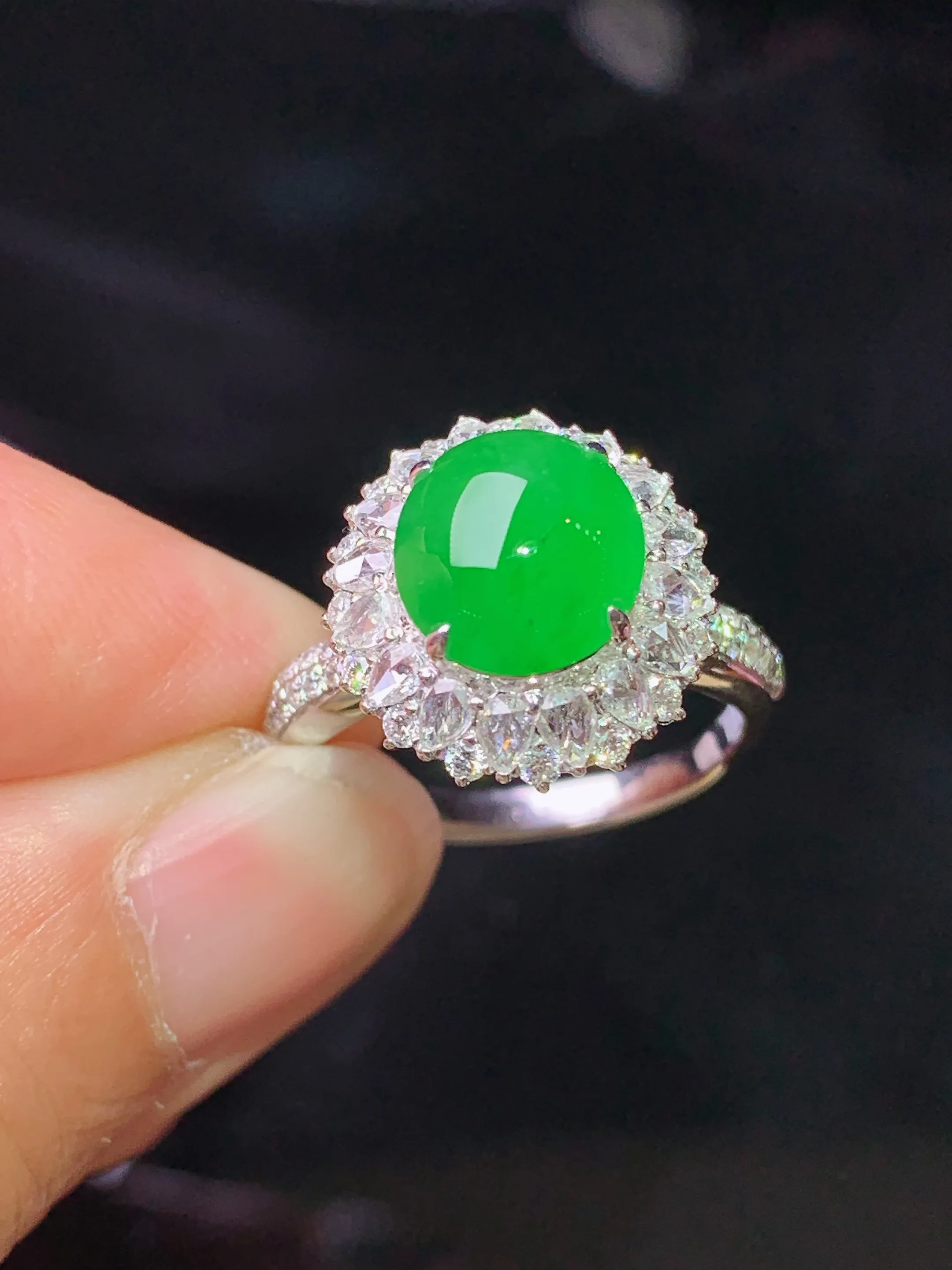 18k金钻镶嵌满绿蛋面戒指 玉质细腻 色泽清新艳丽 圈口14 整体尺寸14.3*10