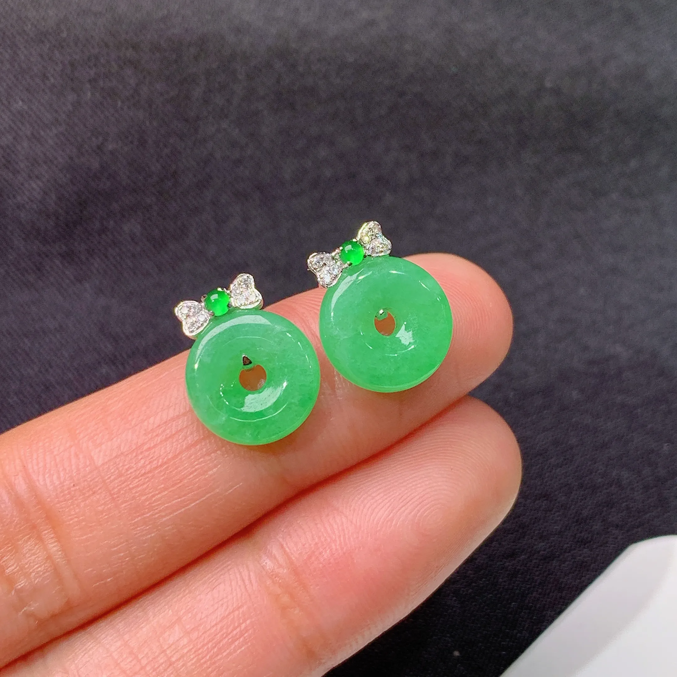 冰阳绿甜甜圈耳钉，18k金镶嵌，简约时尚，冰润色阳，种水足，整体尺寸10.1*2.8