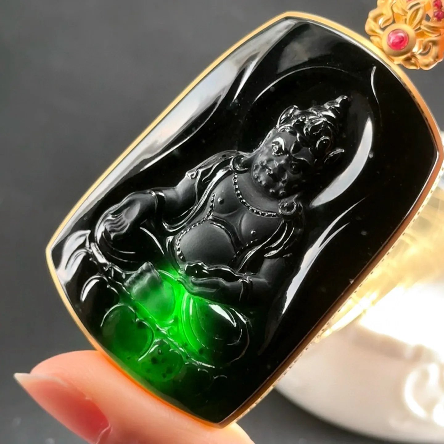 精品18k墨翠黄财神 种好色正 黑度极好 打灯通透 油性十足 尺寸65.9