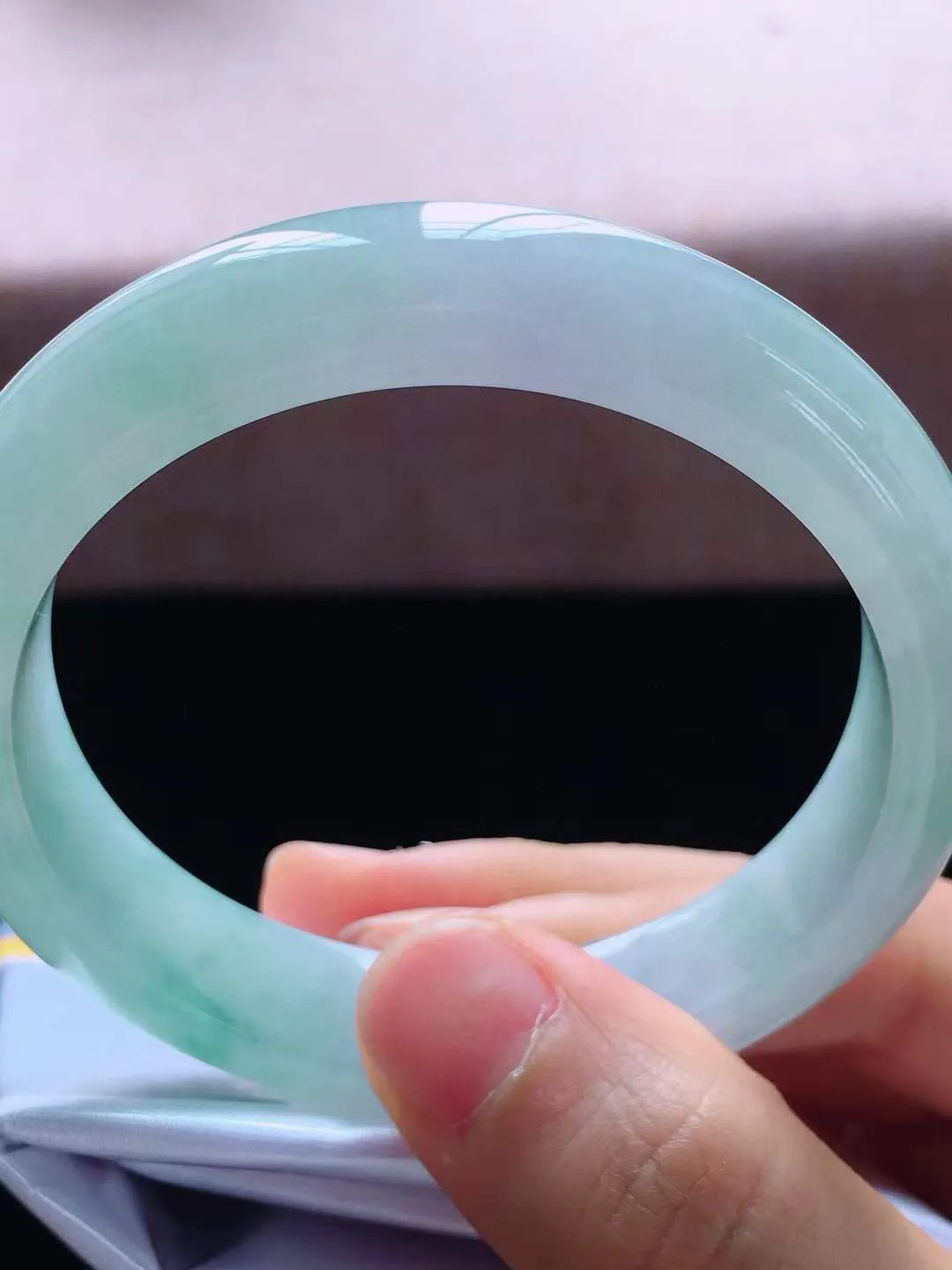 【翡翠名称】老种冰飘花53.6正圈口手镯
【翡翠尺寸】53.6*12*7.8mm适合52.6-55正圈口佩戴
【翡翠描述】宝贝种老水足，玉质细腻，色泽靓丽，性价比高，佩戴效果好！
【其它赠送】权威证书/精美挂绳盒子/支持全国复检