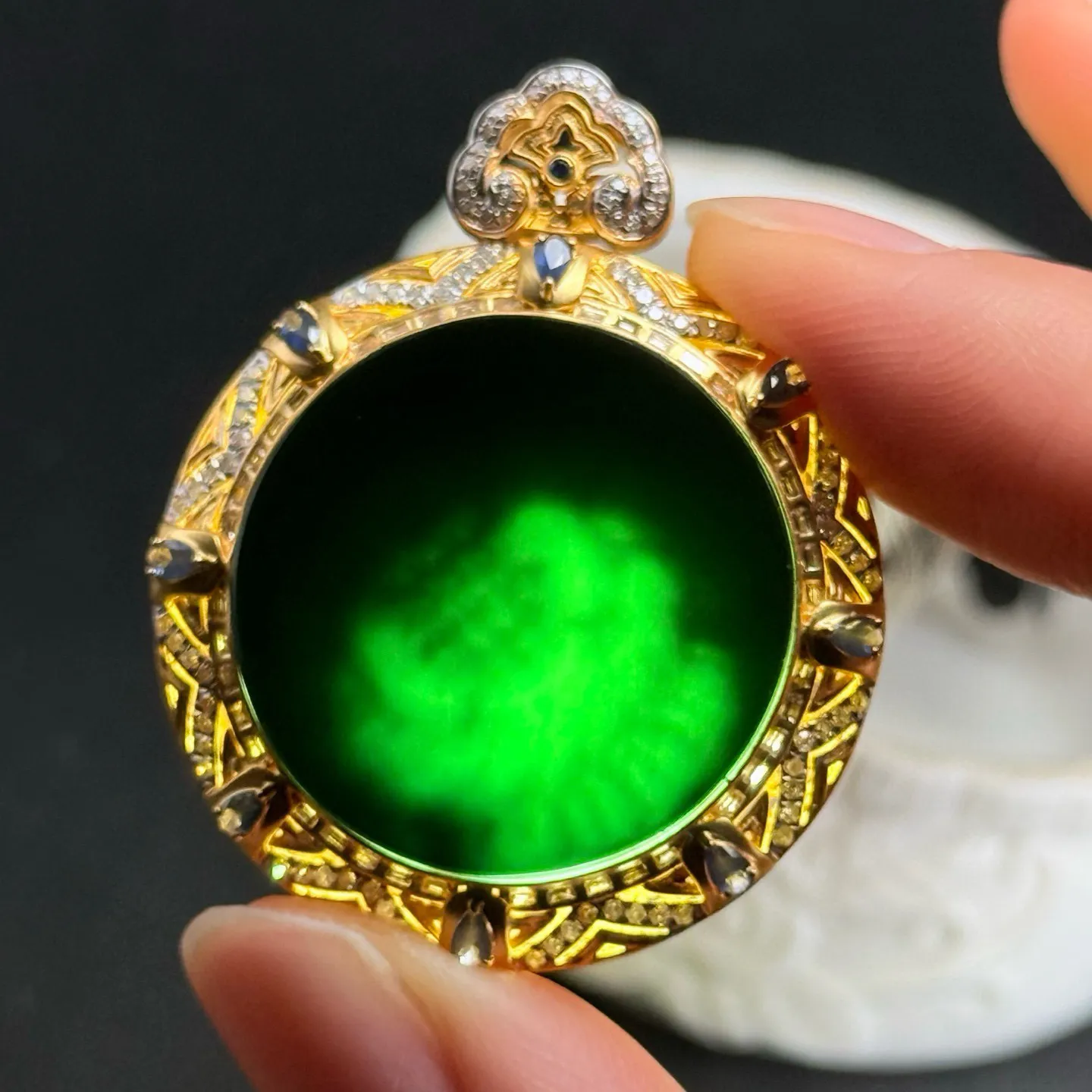 精品18k豪镶墨翠圆牌吊坠 种好色正 黑度极好 打灯通透 油性十足 尺寸41.7