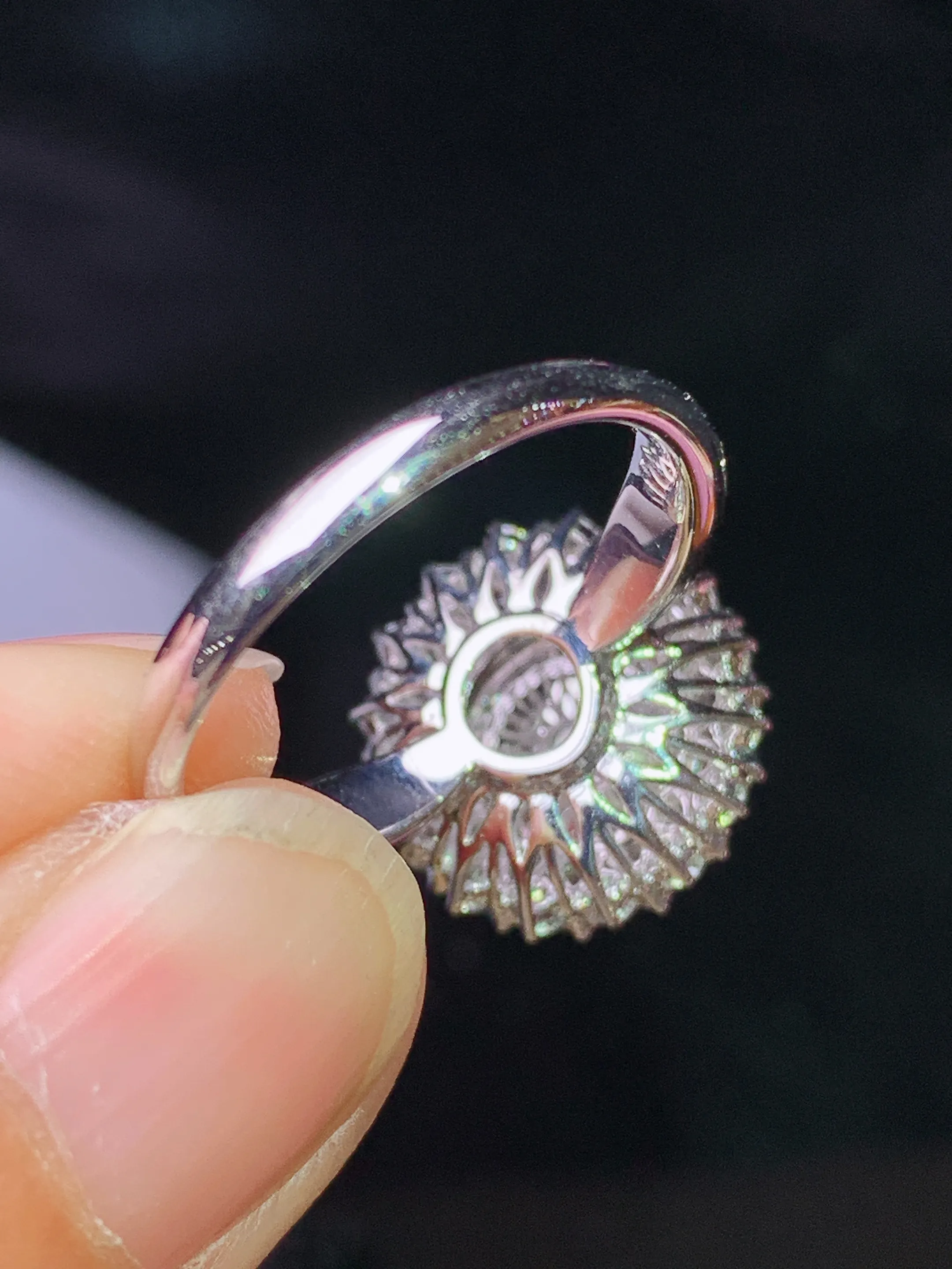 18k金钻镶嵌满绿蛋面戒指 玉质细腻 色泽清新艳丽 圈口14 整体尺寸14.3*10