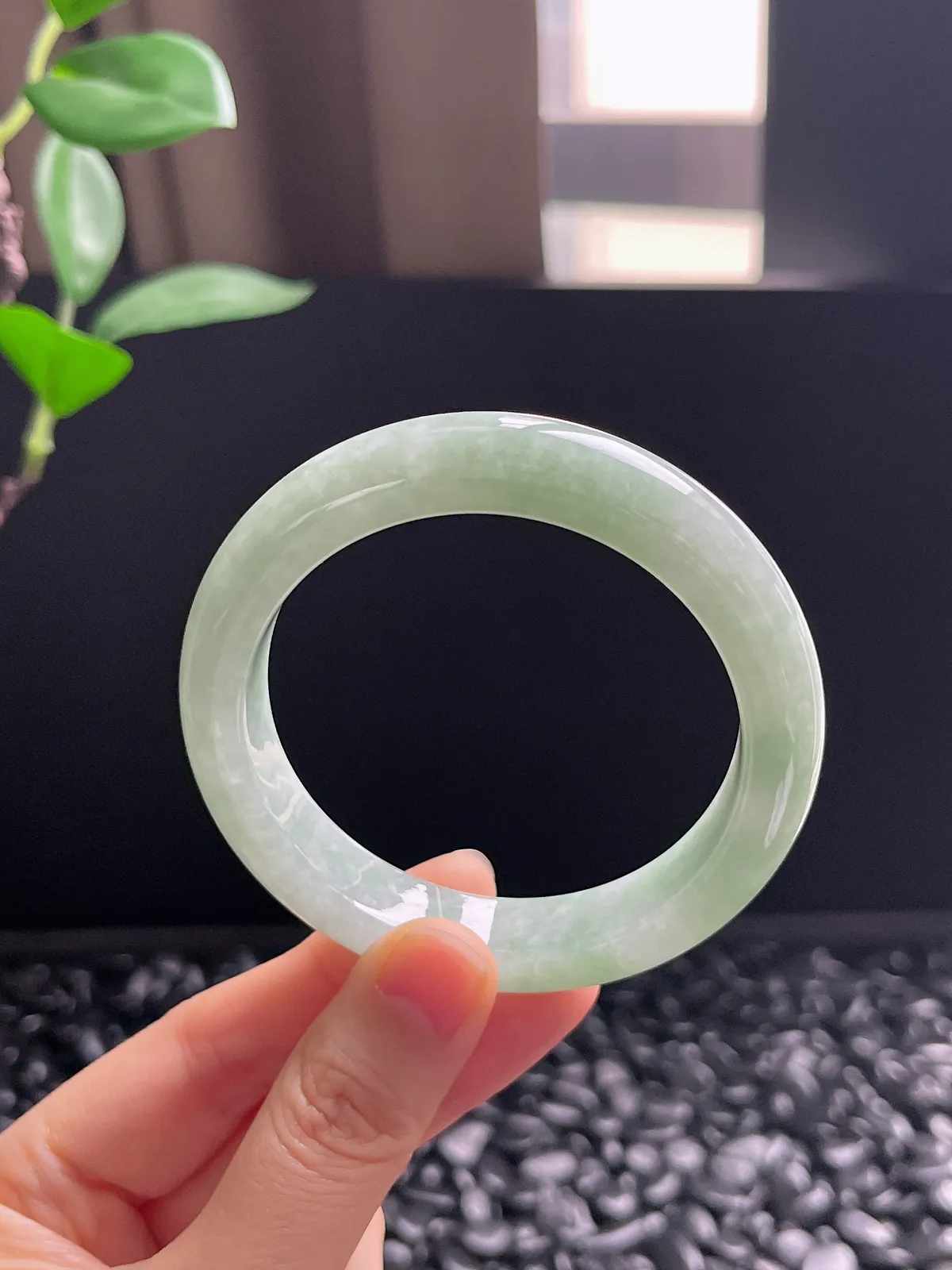 正圈54.2圈口，翡翠糯化种淡绿色手镯