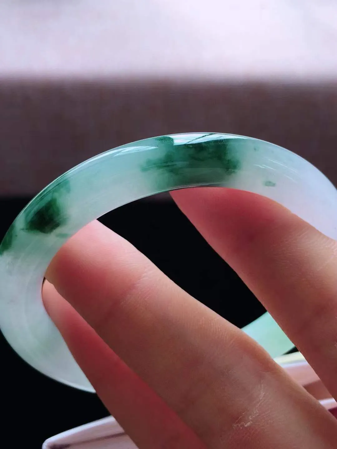 【翡翠名称】老种冰飘花52.2圈口圆条手镯
【翡翠尺寸】52.2*9*8.6mm适合52-54.5正圈口佩戴
【翡翠描述】宝贝种老水足，玉质细腻，色泽靓丽，性价比高，佩戴效果好！
【其它赠送】权威证书/精美挂绳盒子/支持全国复检