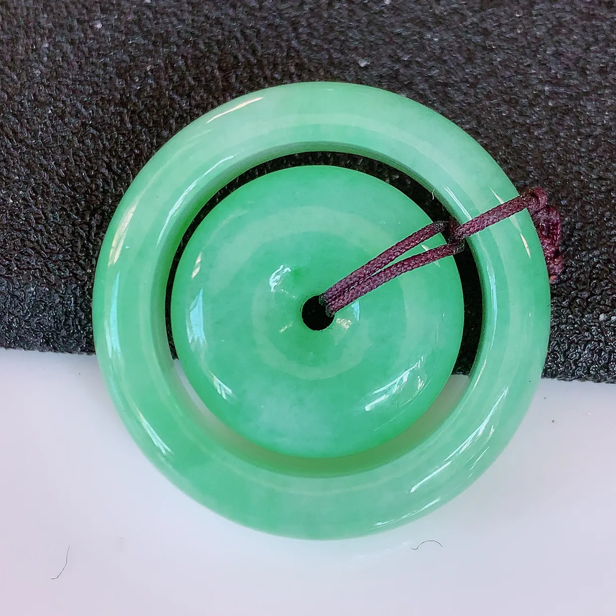 自然光实拍，冰润满绿翡翠平安母子扣吊坠，翠色灵动，佩戴效果时尚出众，尽显气质，玉质细腻，美感十足。#57.28