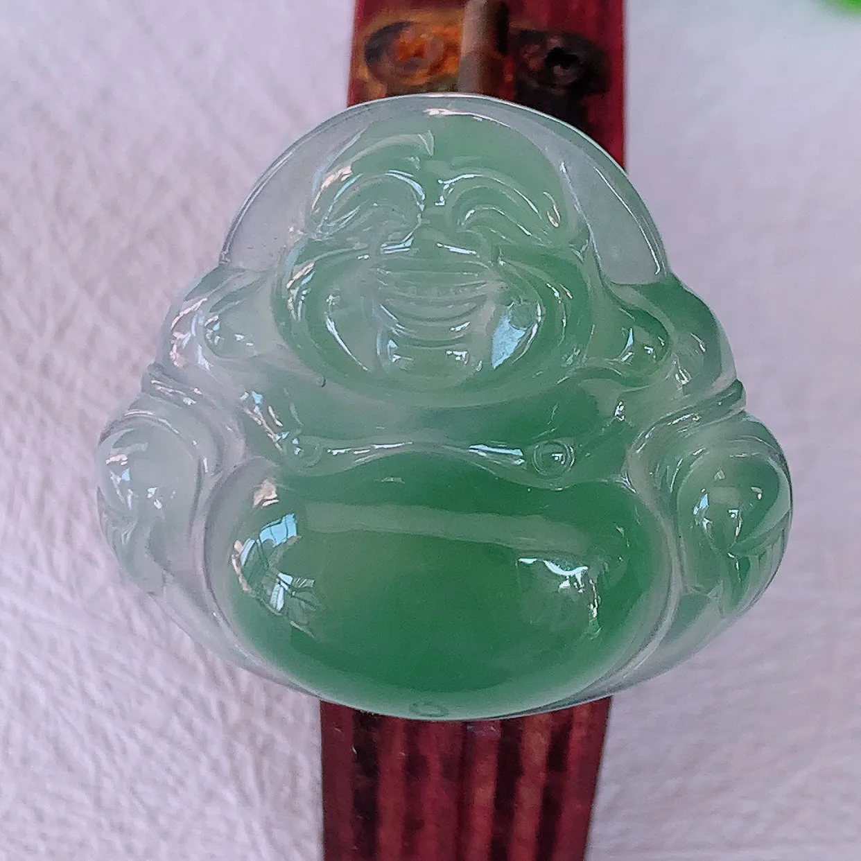 自然光实拍，冰种满绿翡翠佛公吊坠，水灵起胶，翠色迷人，佛公在心中，一生平安，饱满圆润，开怀大笑佛公，