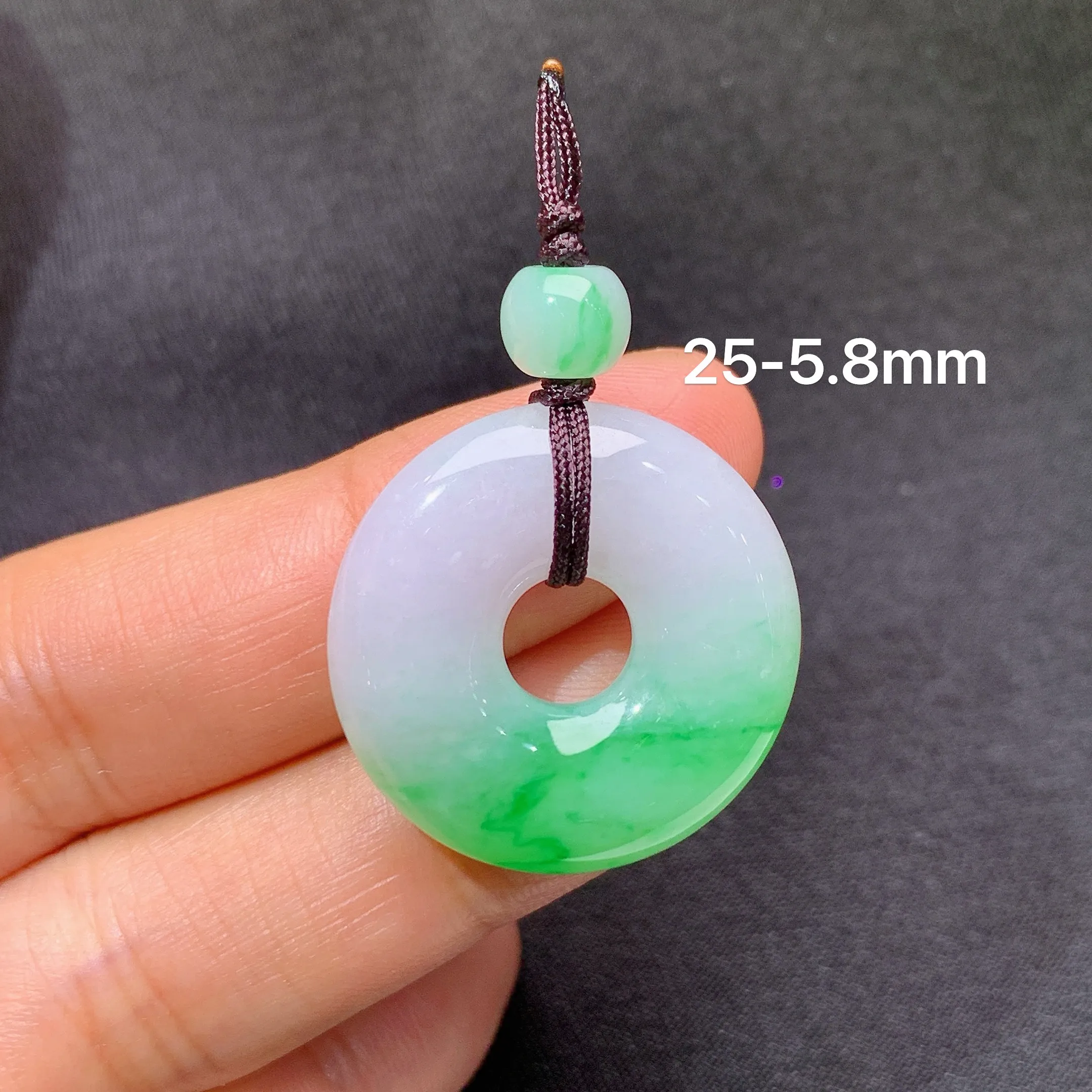 冰飘绿甜甜圈，冰润色阳，玉质细腻，种水足，整体尺寸25*5.8