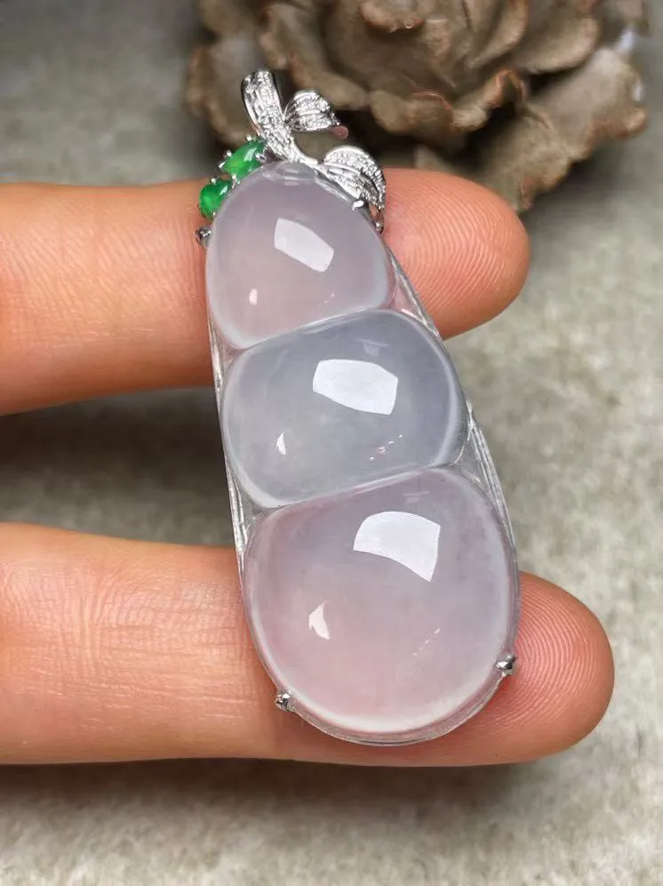 冰种福豆吊坠、真金真钻镶嵌，种水好，玉质细腻 .裸石尺寸 39.8*18.0