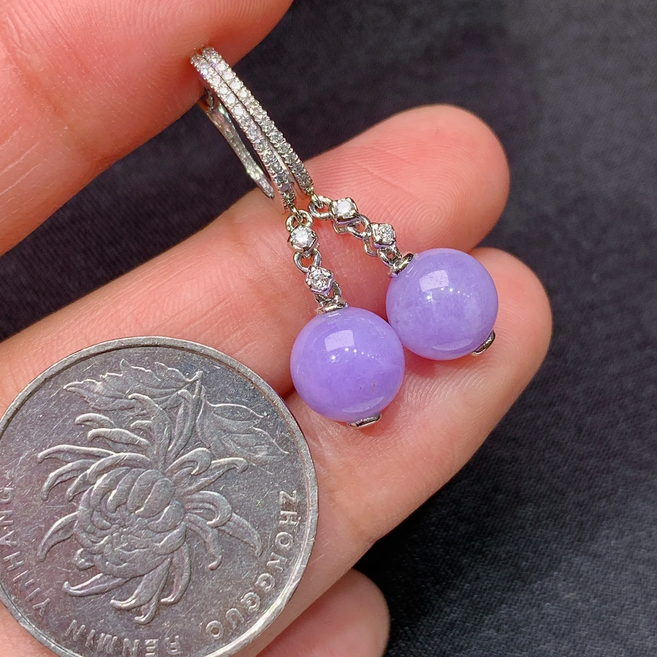 冰紫罗兰圆珠耳坠，款式优雅，18k金镶嵌，温润细腻，颜色鲜艳，裸石尺寸8.1