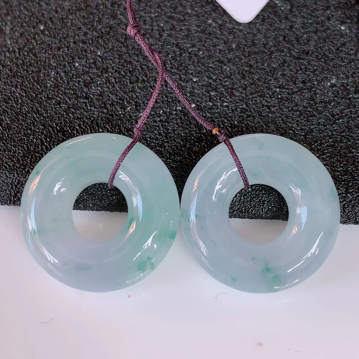 自然光实拍，冰种飘花翡翠一对平安扣，翠色灵动，玉质细腻，颜色漂亮，品相佳，佩戴佳品！#49.28尺寸19.2*6