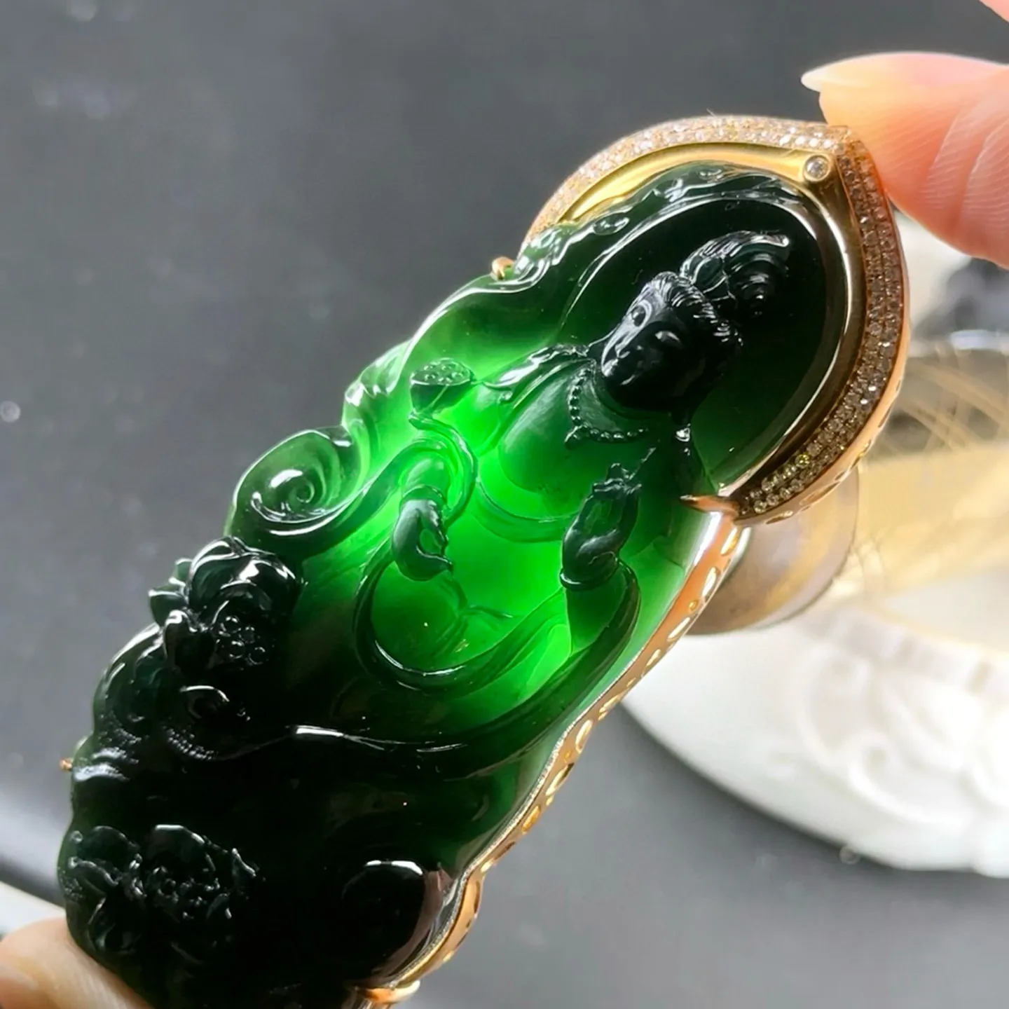 精品18k墨翠站观音 种好色正 黑度极好 打灯通透 油性十足  尺寸75