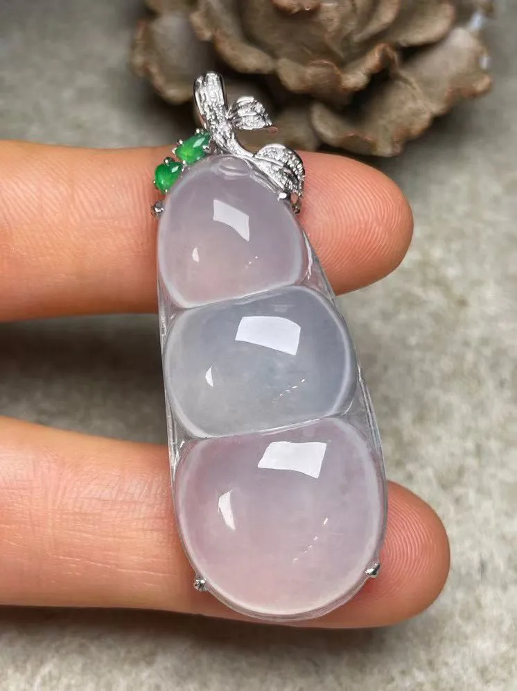 冰种福豆吊坠、真金真钻镶嵌，种水好，玉质细腻 .裸石尺寸 39.8*18.0