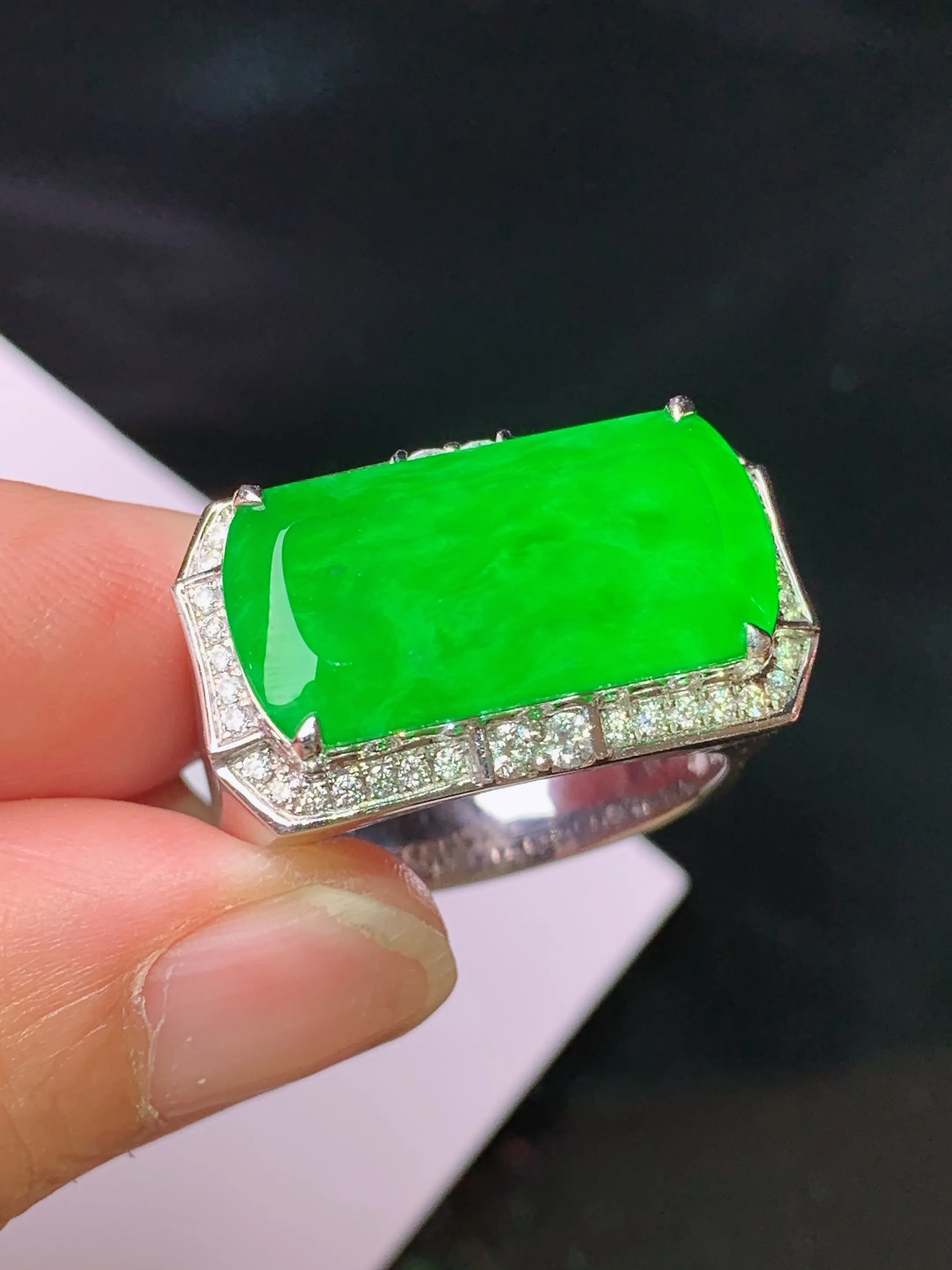 18k金钻镶嵌满绿马鞍戒指 玉质细腻 色泽清新艳丽 圈口19.5 裸石尺寸10.5*20.3*2.5