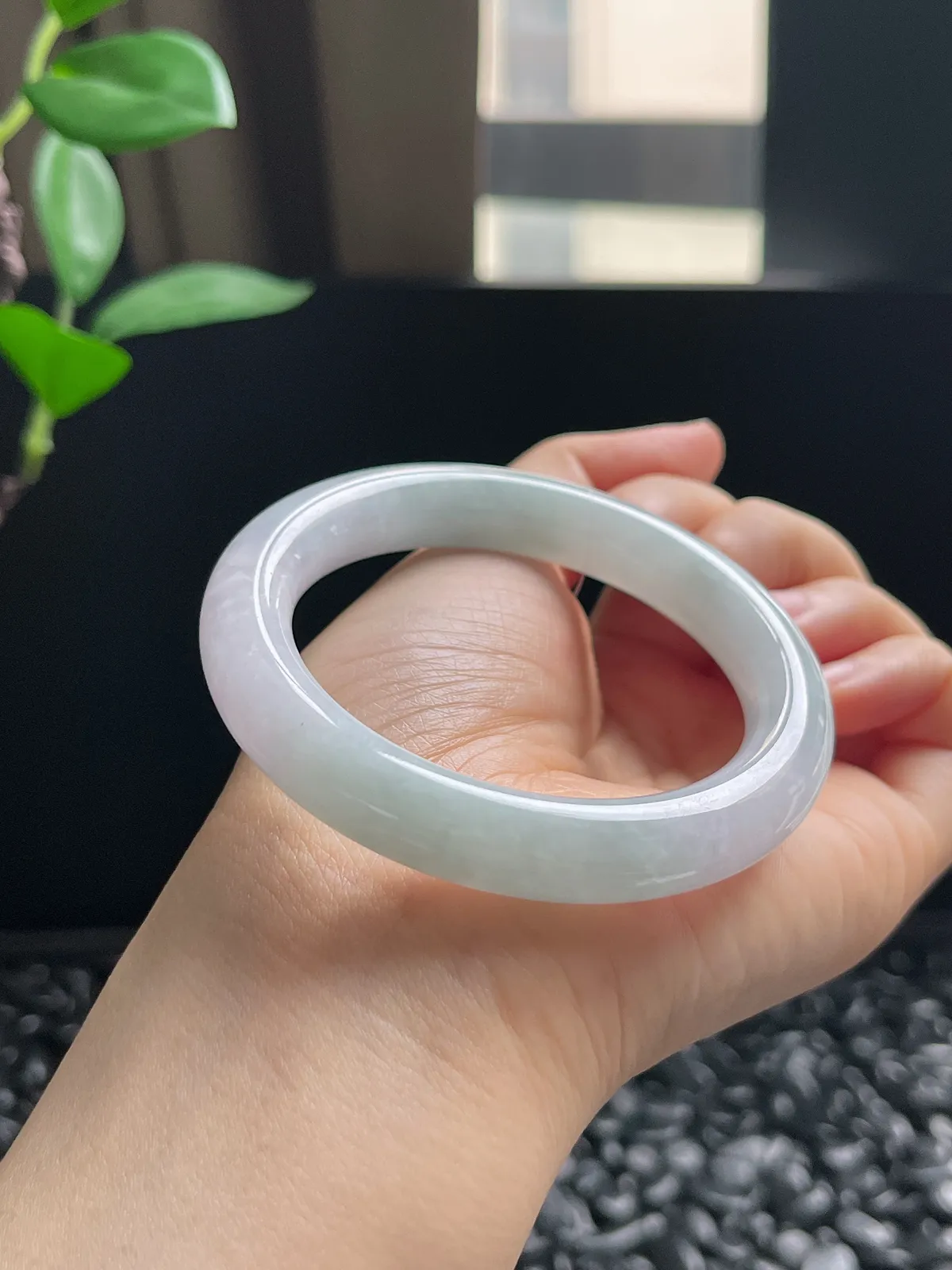 圆镯51.8圈口，翡翠糯化种淡紫色手镯