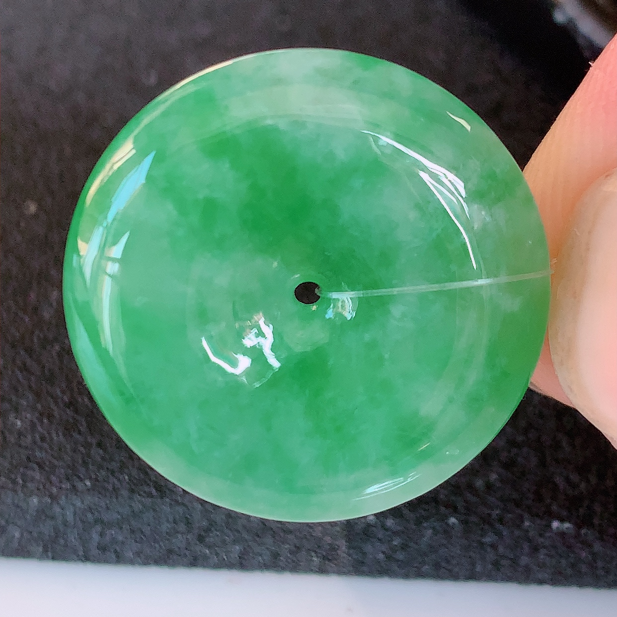 自然光实拍，水润飘绿翡翠平安扣吊坠，品相佳，美感十足，寓意平平安安，平安扣佩戴精美时尚！#49.28