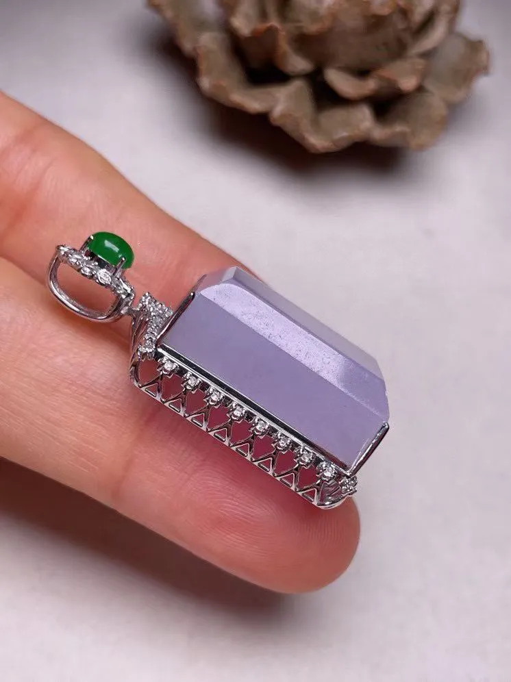 冰糯种紫罗兰无事牌吊坠、真金真钻镶嵌，种水好，玉质细腻 .裸石尺寸 20.0*12.8